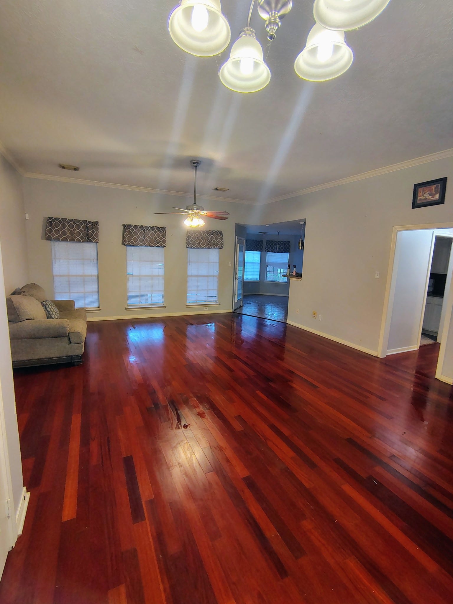 3443 Shore Shadows Drive, Crosby, TX 77532 Inviting living area