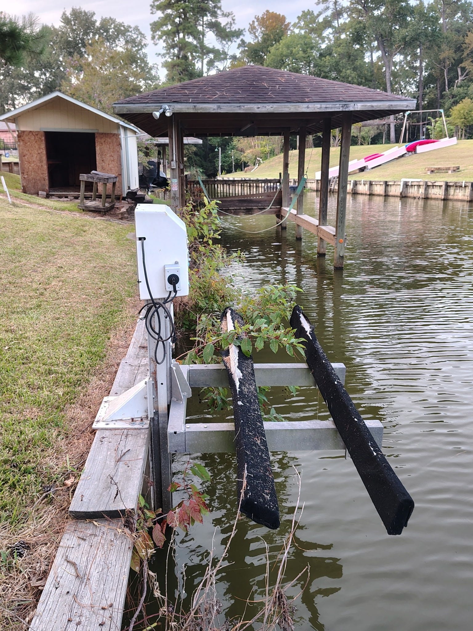3443 Shore Shadows Drive, Crosby, TX 77532 Jetski lift, boat lift, and fish cleaning station.