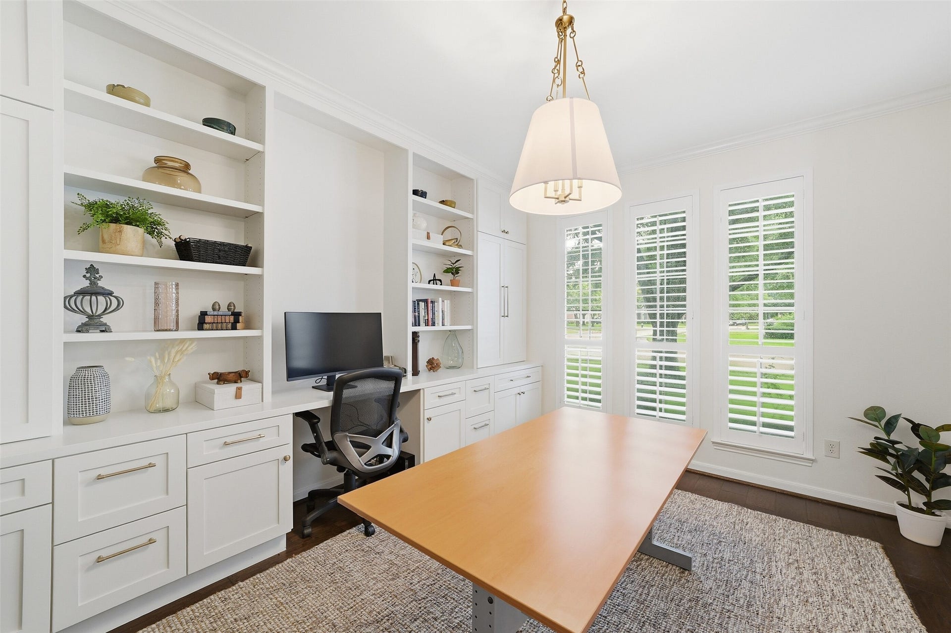 2815 Golden Larch Drive, Katy, TX 77494 There is no lack of storage in this custom built-in cabinetry.