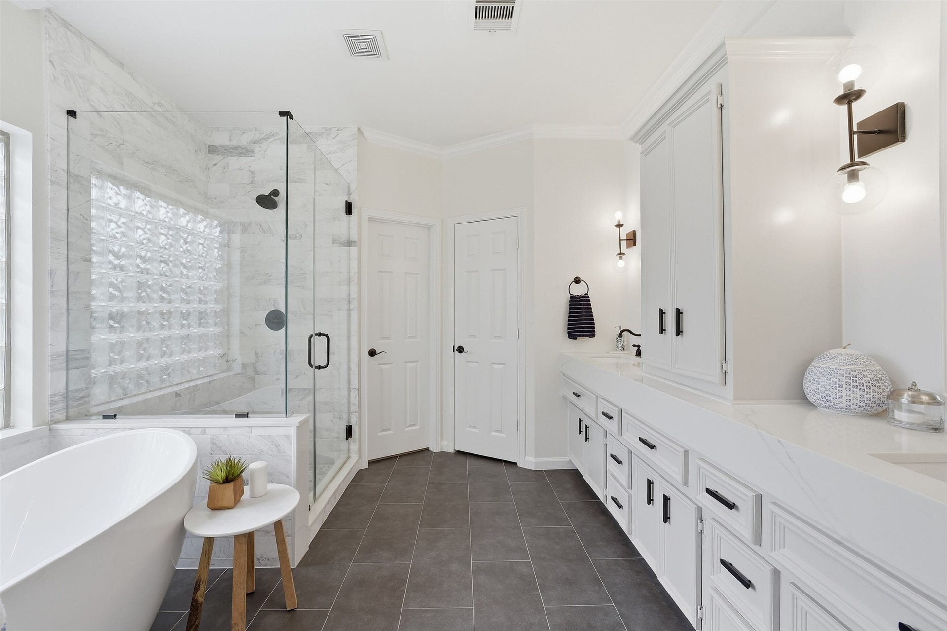2815 Golden Larch Drive, Katy, TX 77494 View of the primary bathroom.