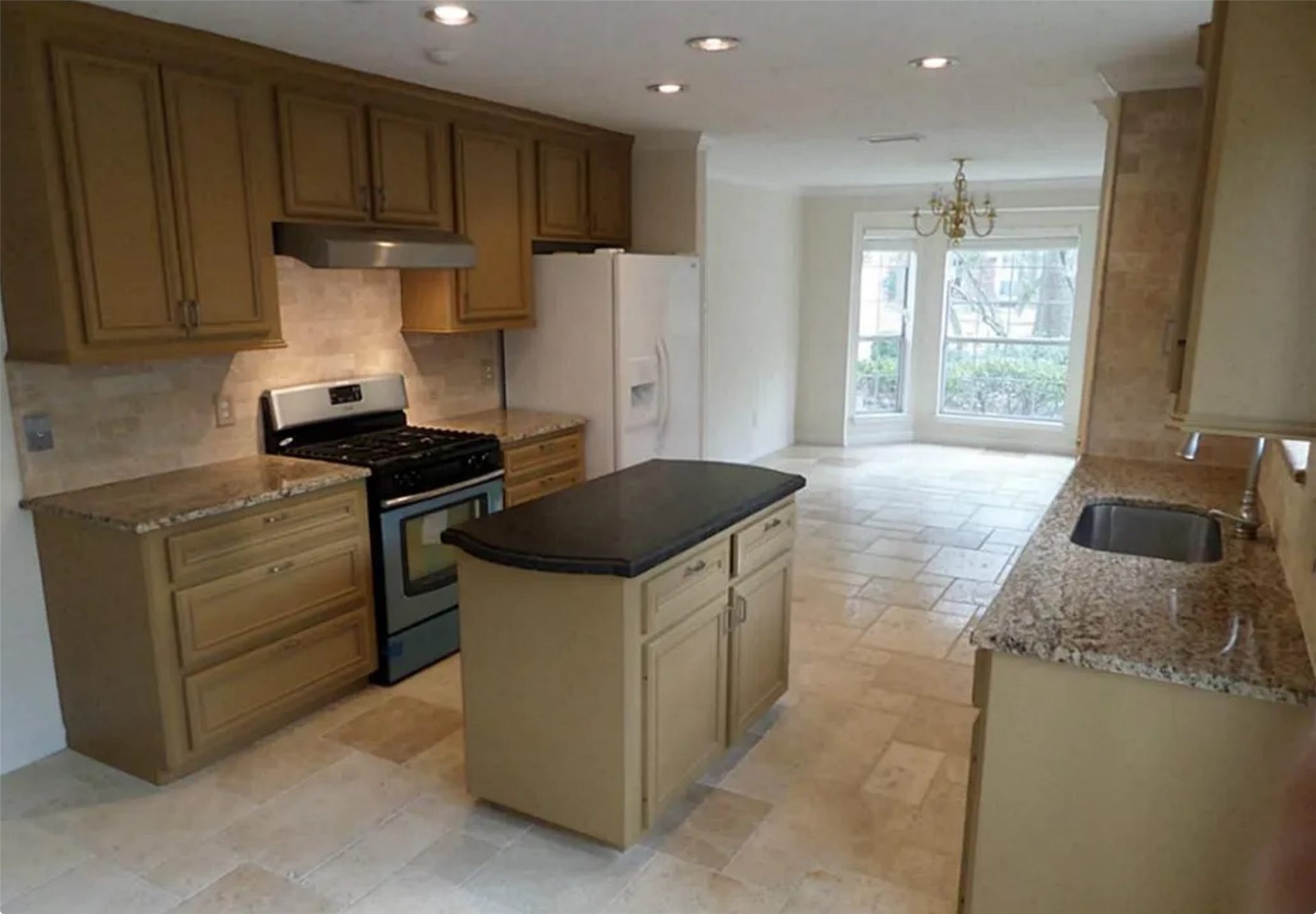210 N Dreamweaver Circle, The Woodlands, TX 77380 Kitchen