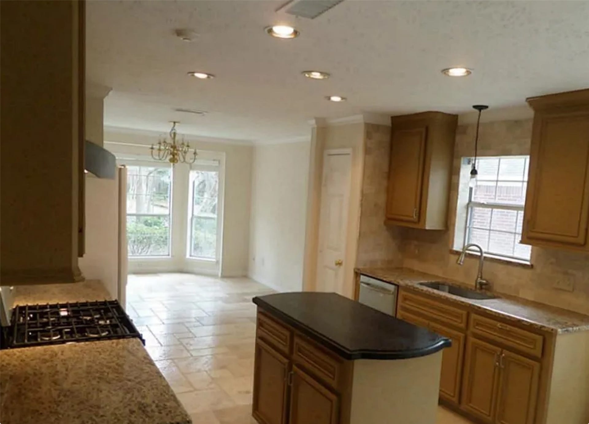 210 N Dreamweaver Circle, The Woodlands, TX 77380 Kitchen