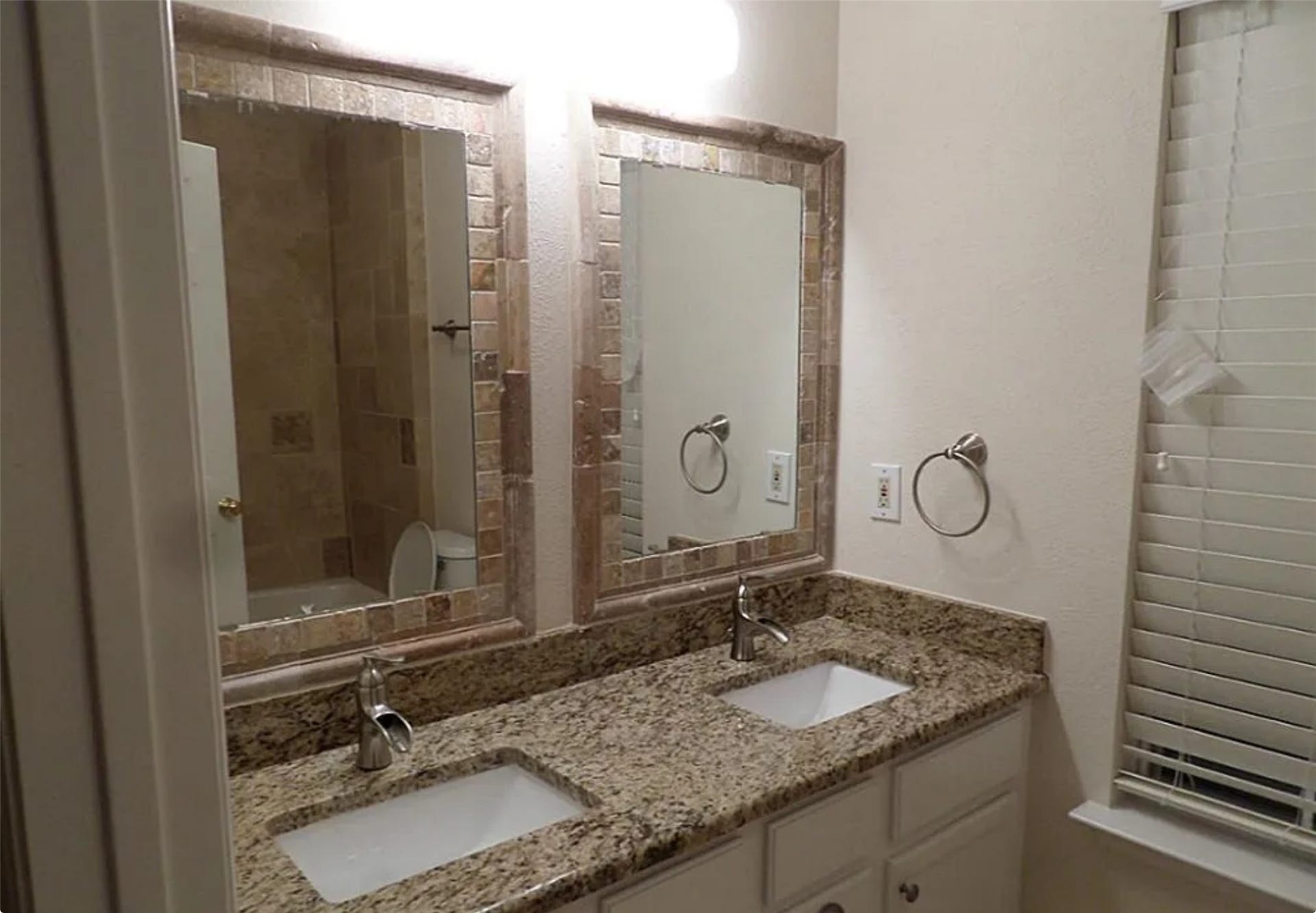 210 N Dreamweaver Circle, The Woodlands, TX 77380 2nd bath