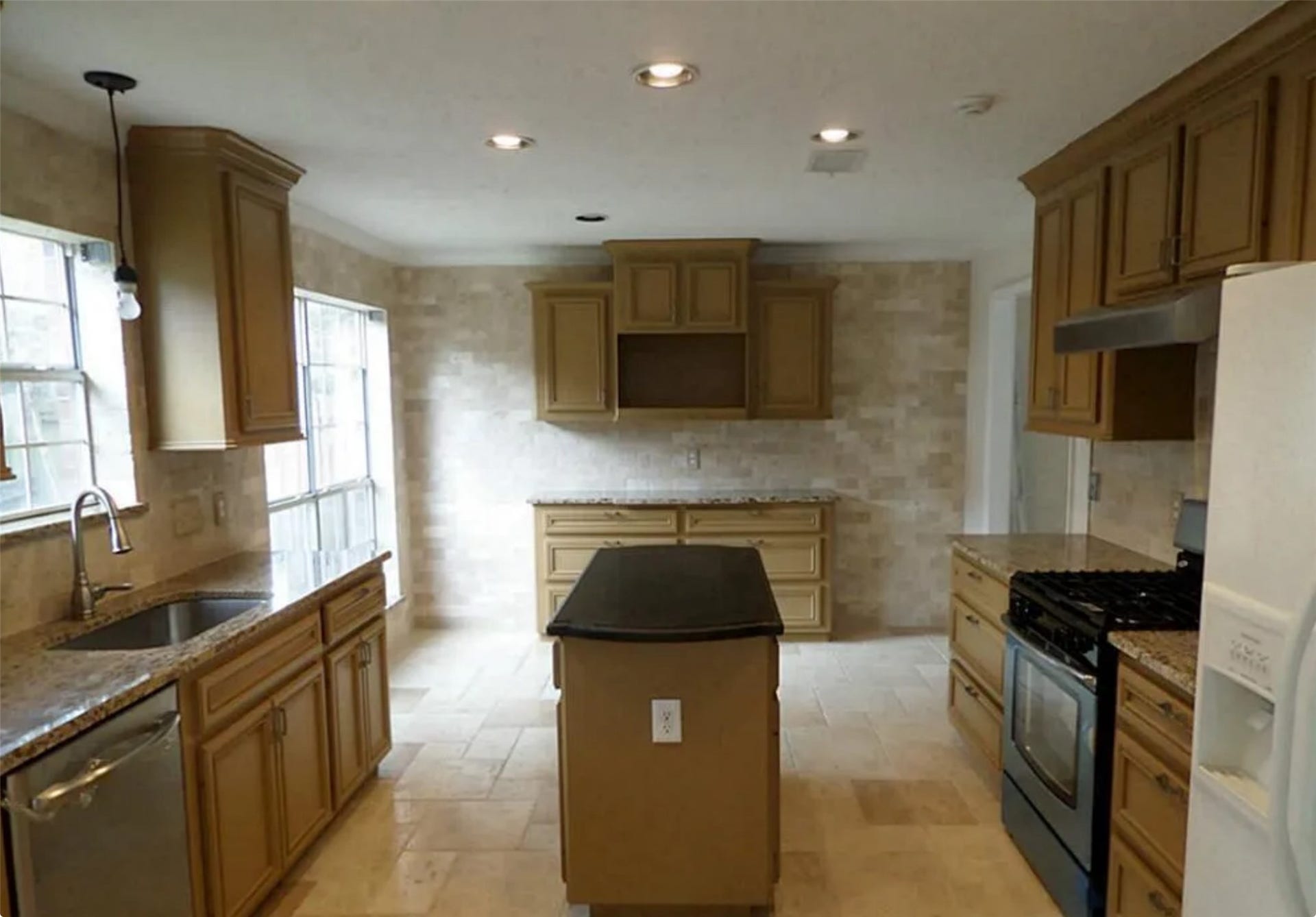 210 N Dreamweaver Circle, The Woodlands, TX 77380 Kitchen