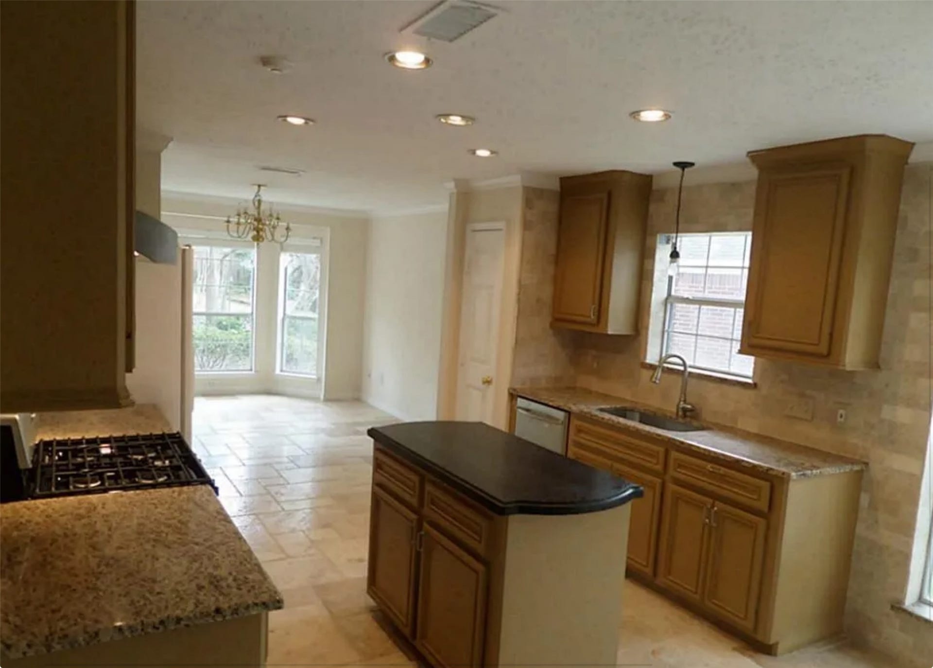 210 N Dreamweaver Circle, The Woodlands, TX 77380 Kitchen