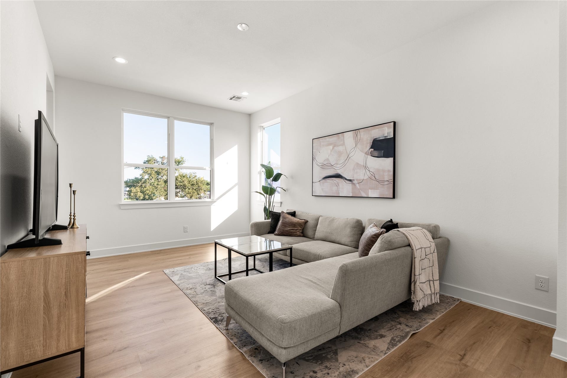 6714 Tierwester Street, Houston, TX 77021 Designed to adapt to changing needs, the upstairs family room offers ample space for a media lounge, game room, or additional entertaining area.
