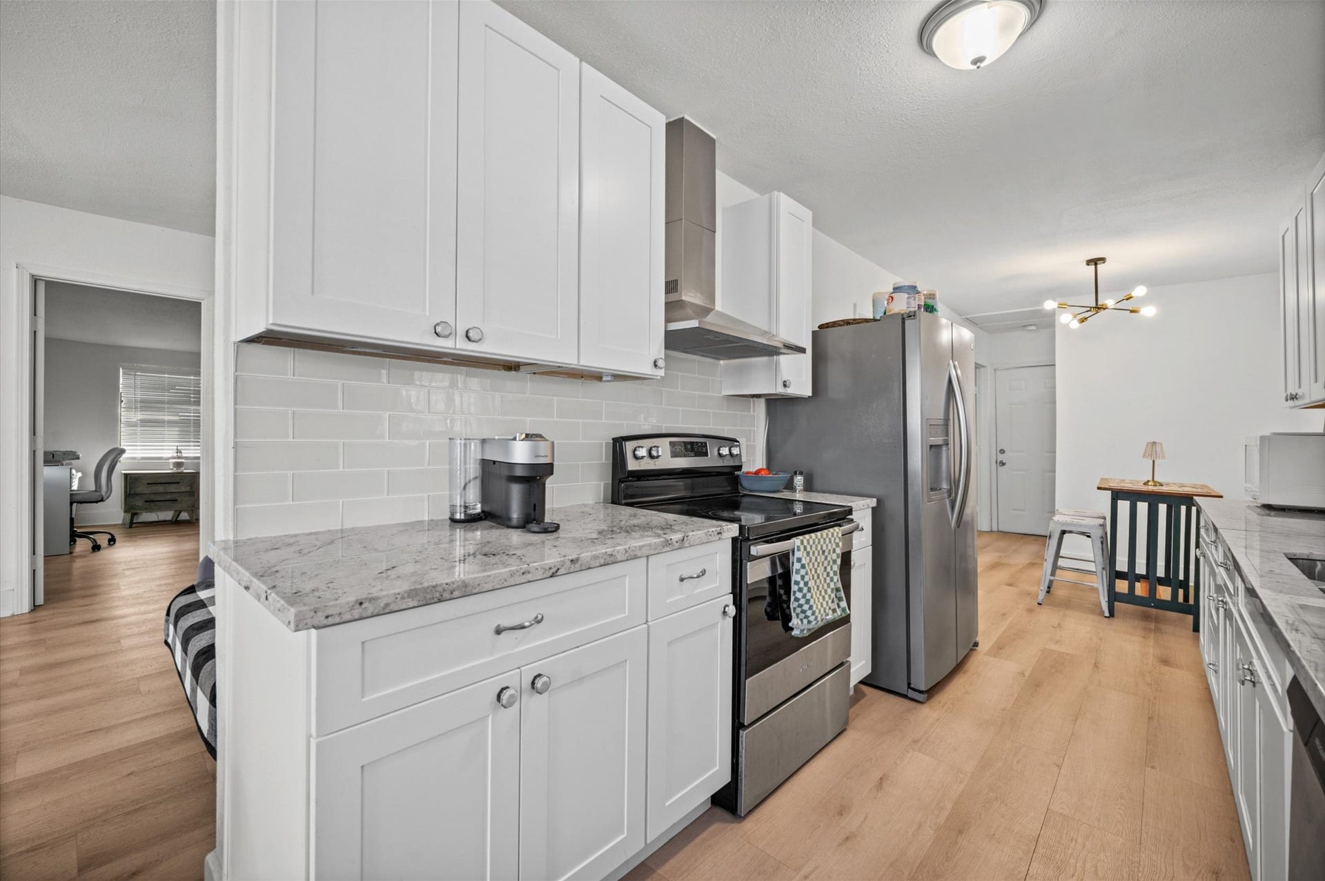 3905 Cotswold Street, Houston, TX 77009 Granite countertops!