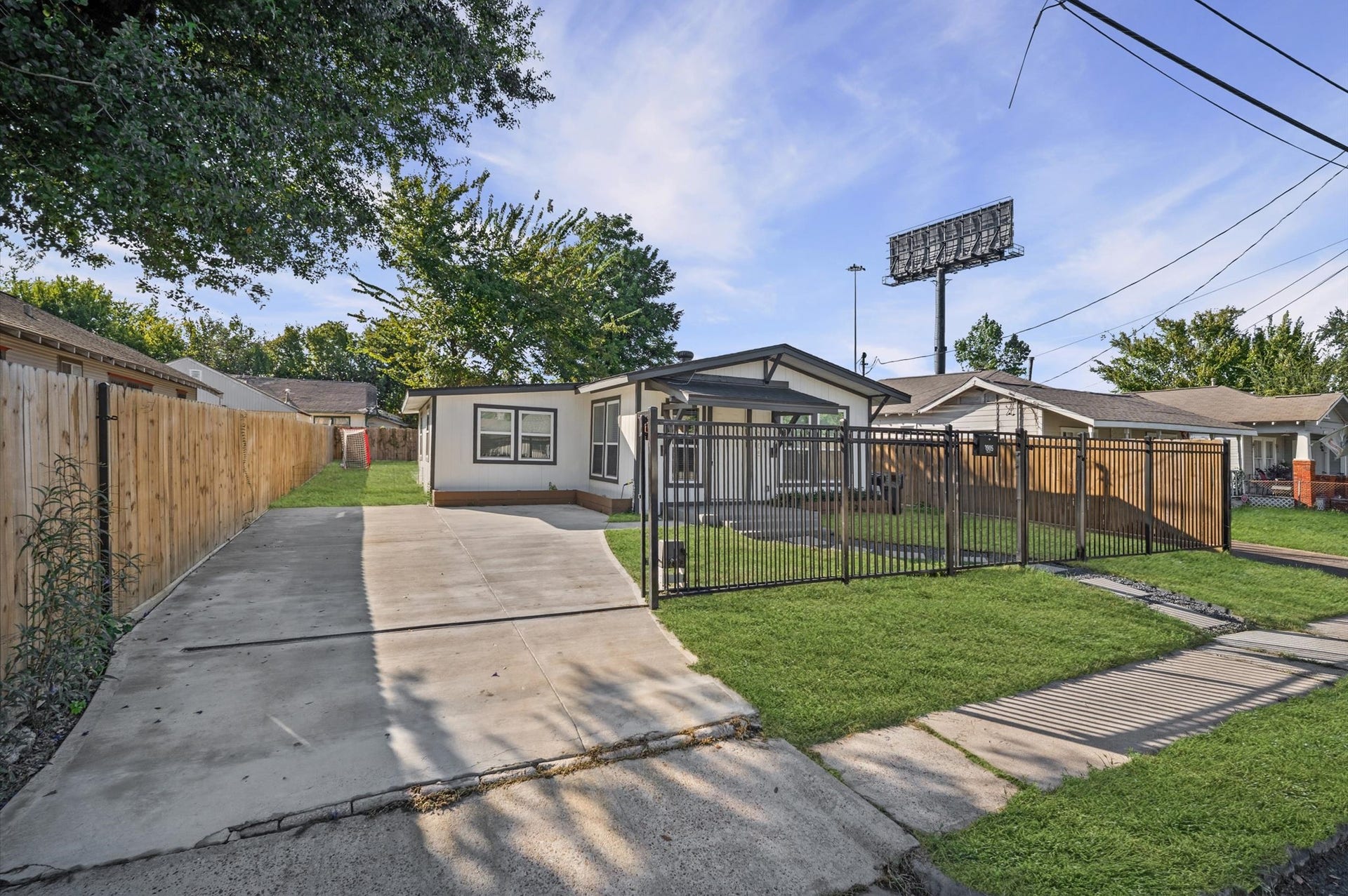 3905 Cotswold Street, Houston, TX 77009 Two cars driveway!
