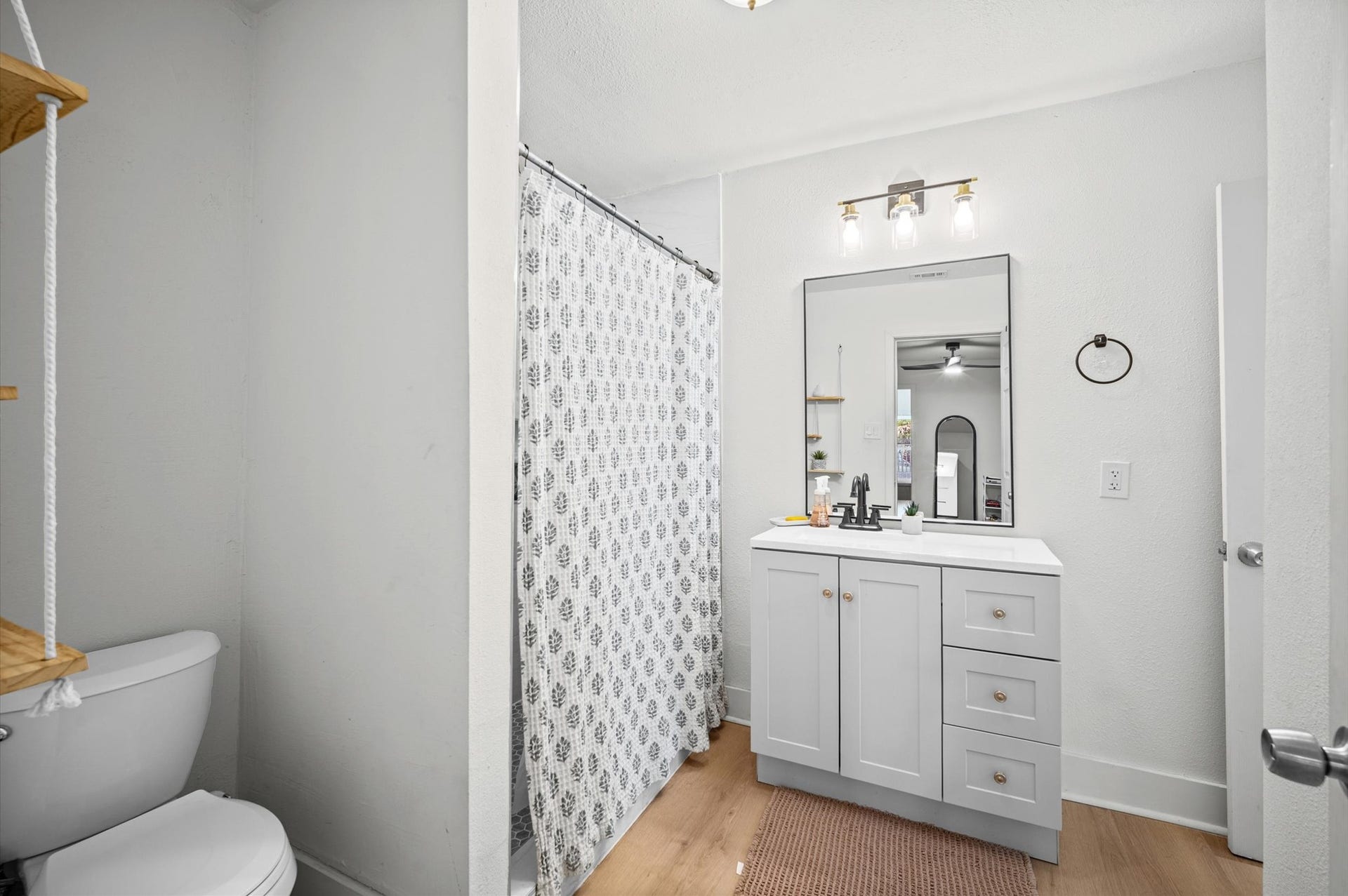 3905 Cotswold Street, Houston, TX 77009 Updated bathroom.