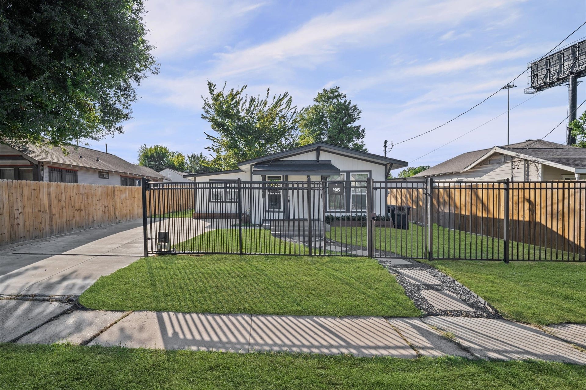 3905 Cotswold Street, Houston, TX 77009 Gate lote!
