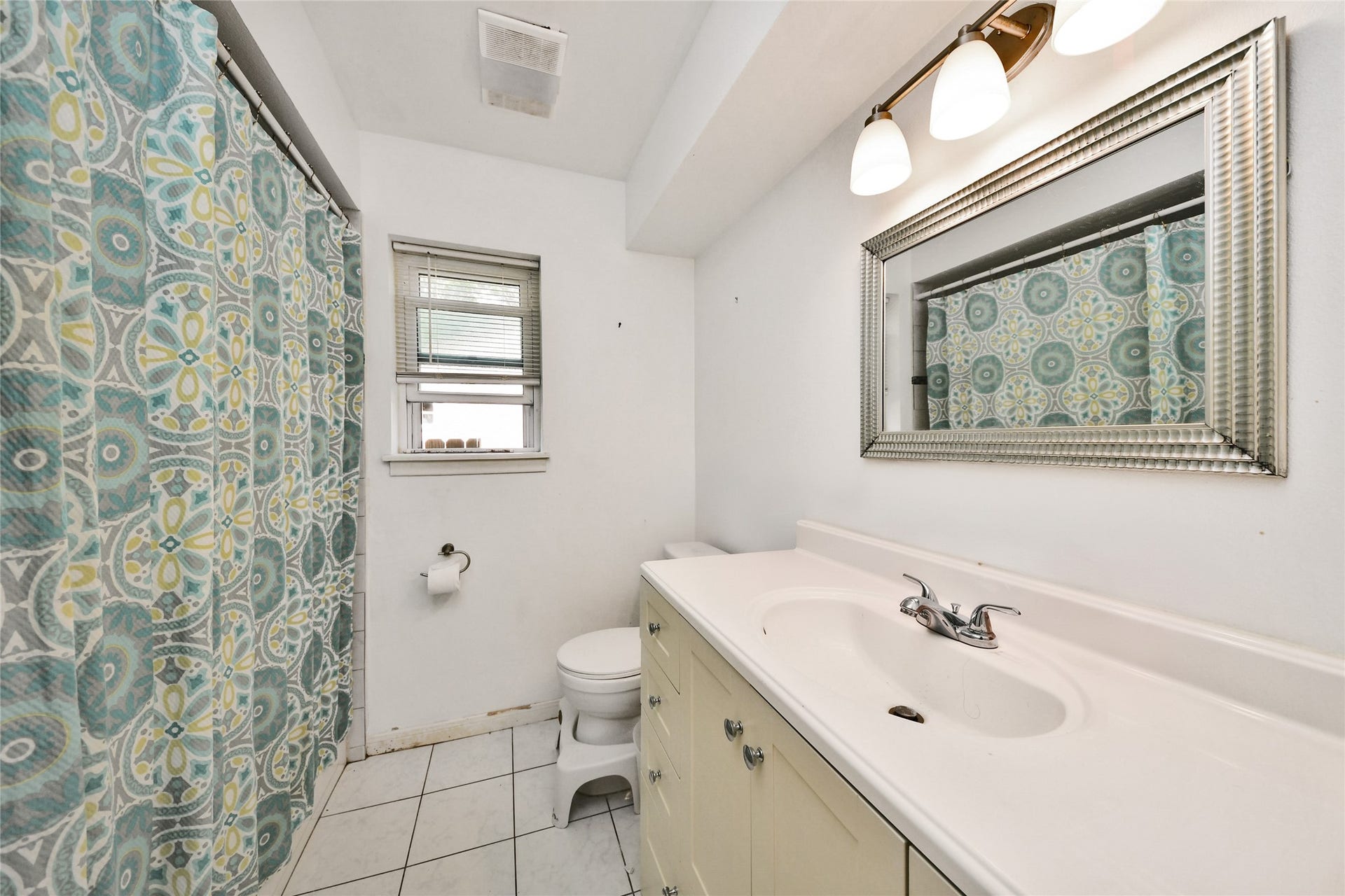 26602 Maplewood Drive, Spring, TX 77386 Secondary Bathroom