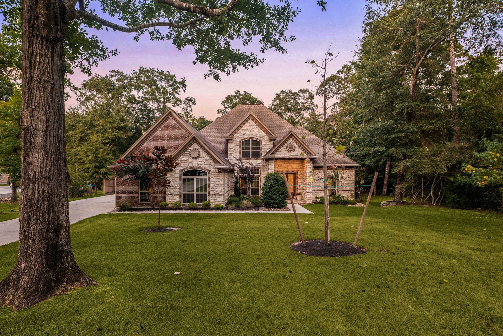 Welcome home to 1904 Boulder Ridge located in Dominion Ridge and zoned to Willis ISD.