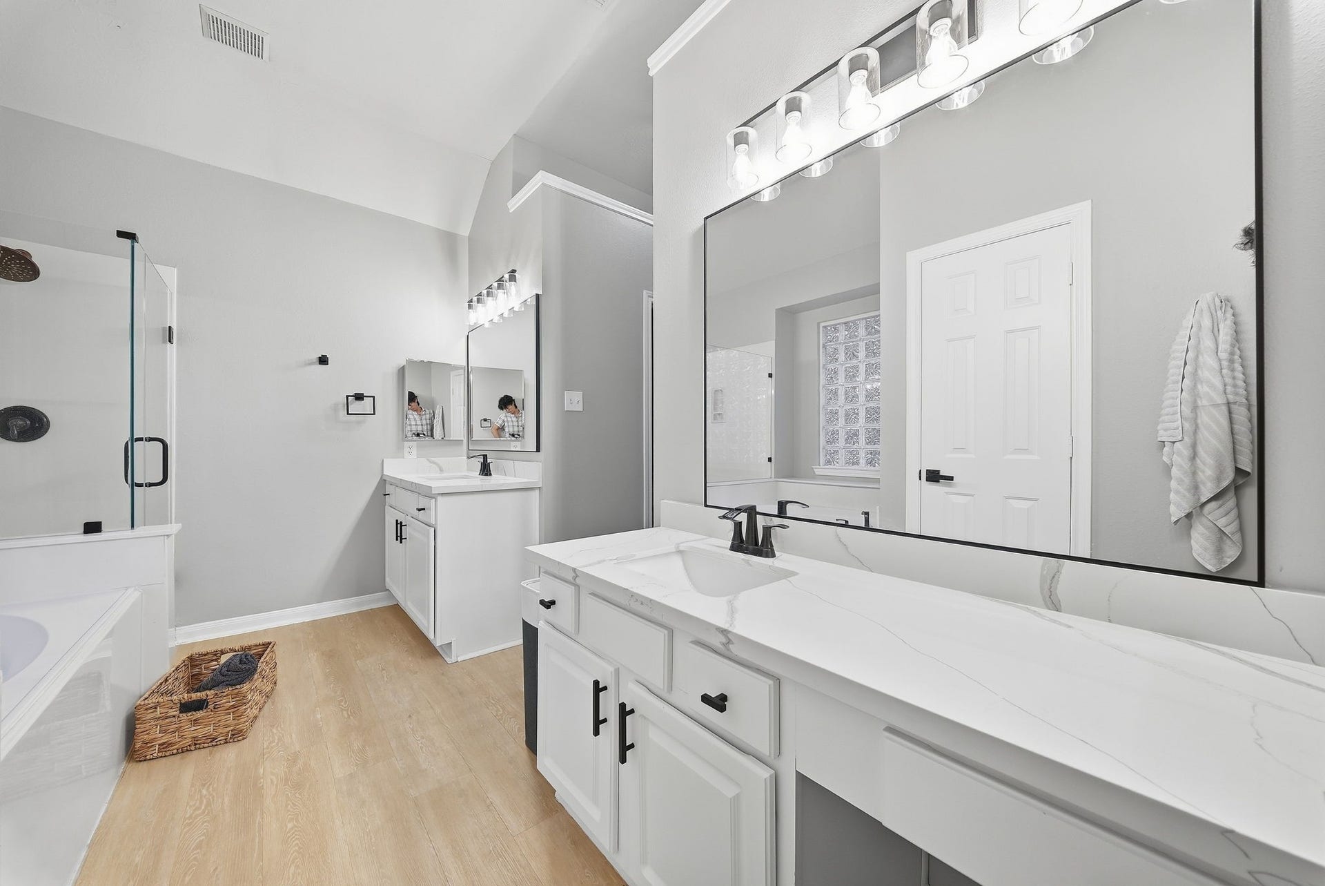 402 Prattwood Court, League City, TX 77573 Primary bathroom