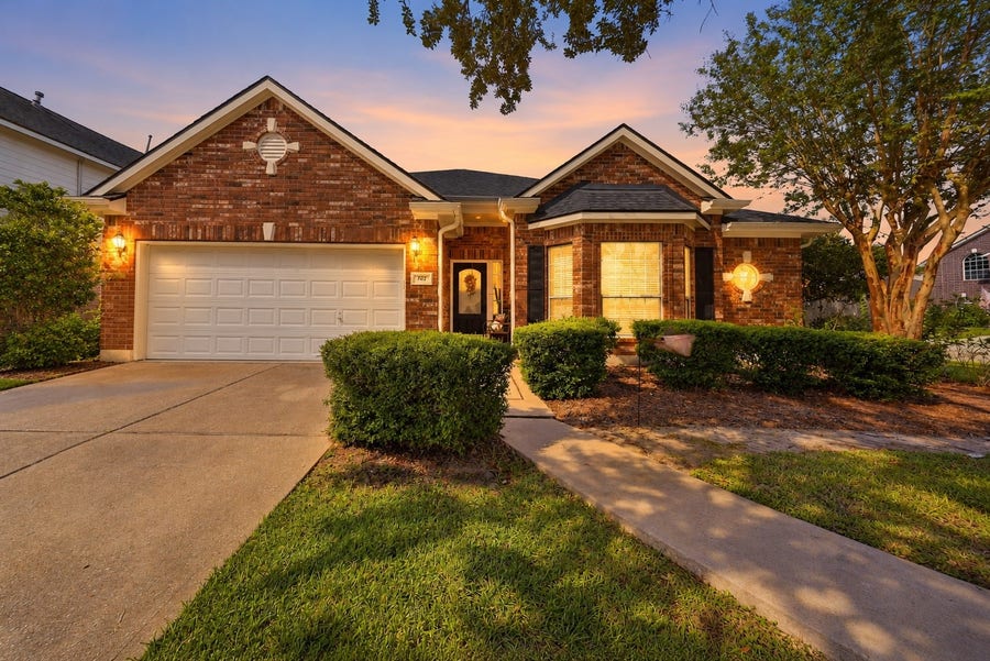 Property photo for 402 Prattwood Court, League City, TX