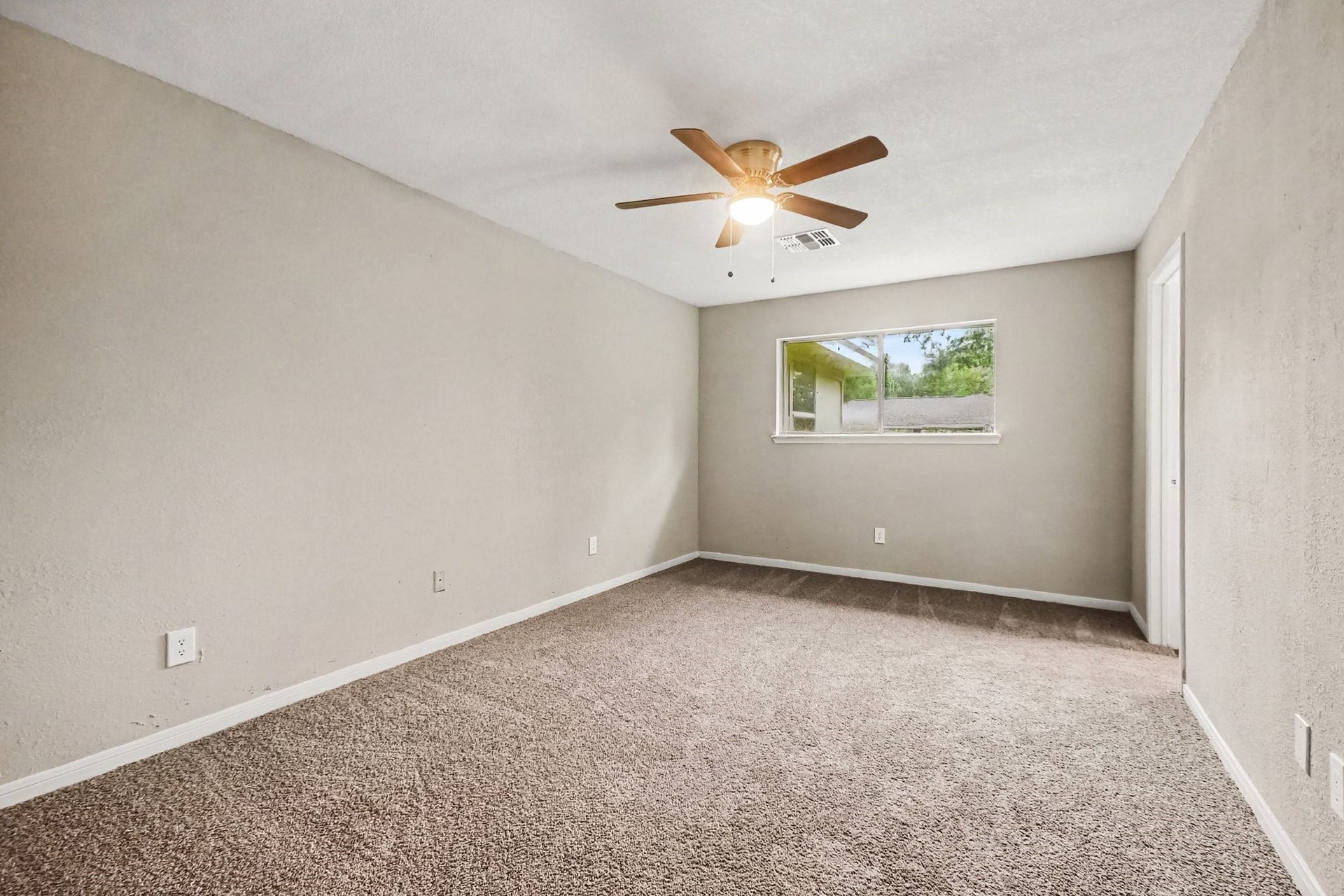 3810 Clover Drive, Alvin, TX 77511 3810 Clover Drive, Alvin, TX 77511