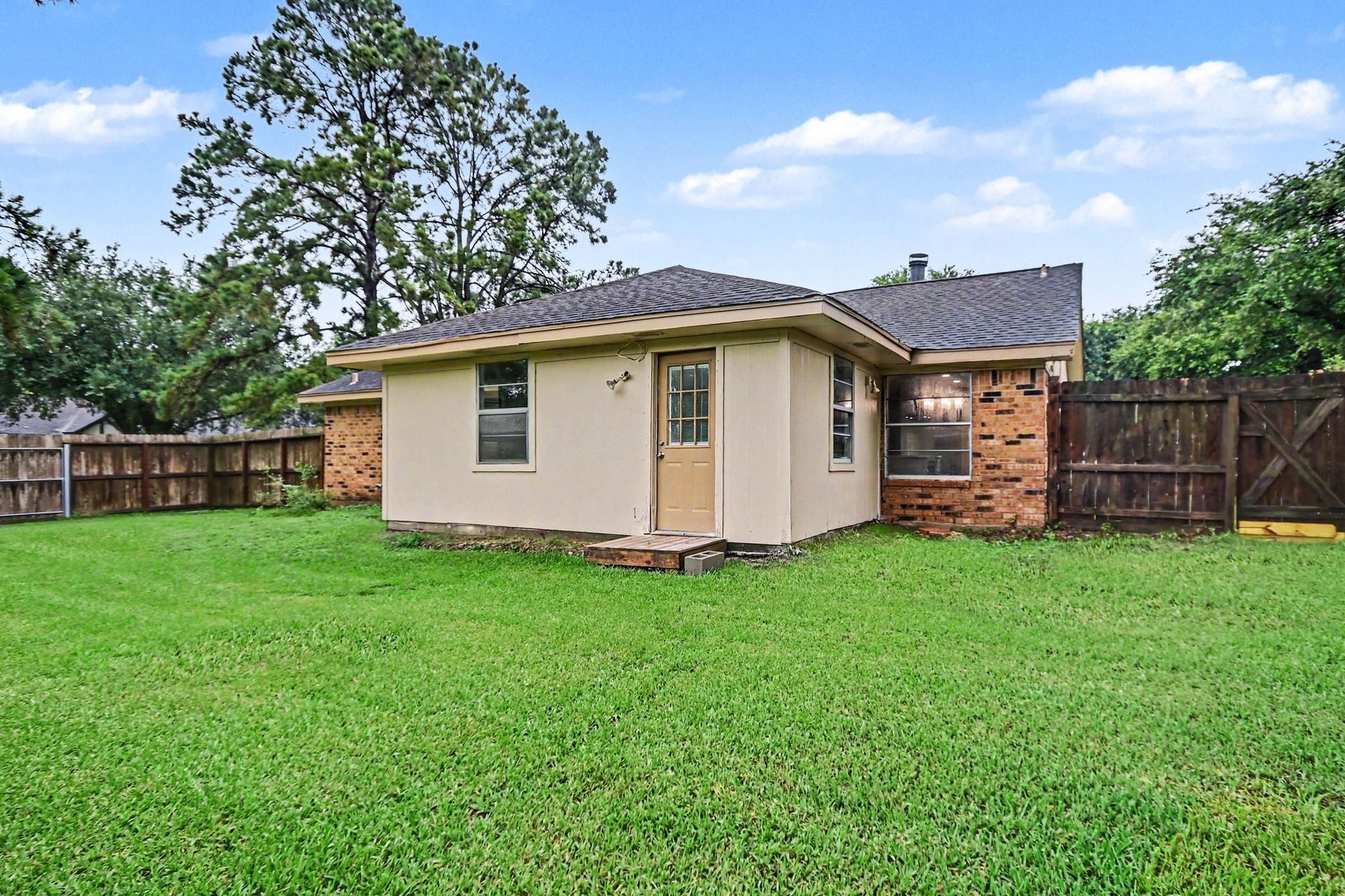 3810 Clover Drive, Alvin, TX 77511 3810 Clover Drive, Alvin, TX 77511
