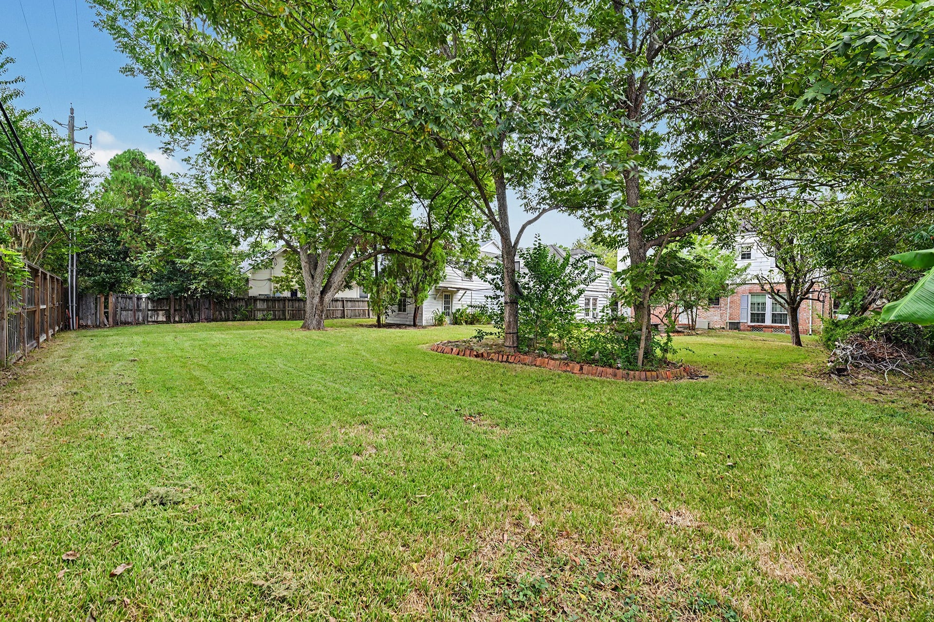 3736 Bellaire Boulevard, Southside Place, TX 77025 Rarely found yard space.