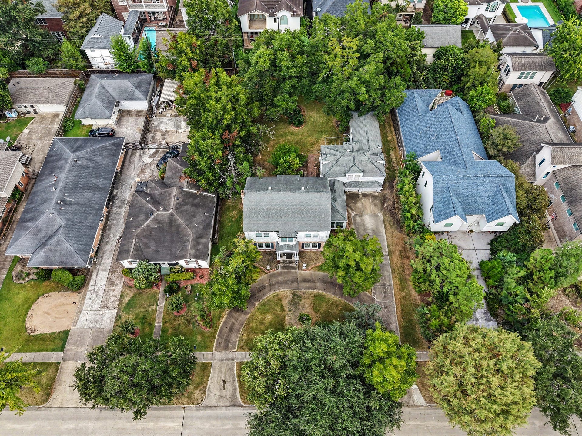 3736 Bellaire Boulevard, Southside Place, TX 77025 The double lot leaves plenty of room for a circular driveway.