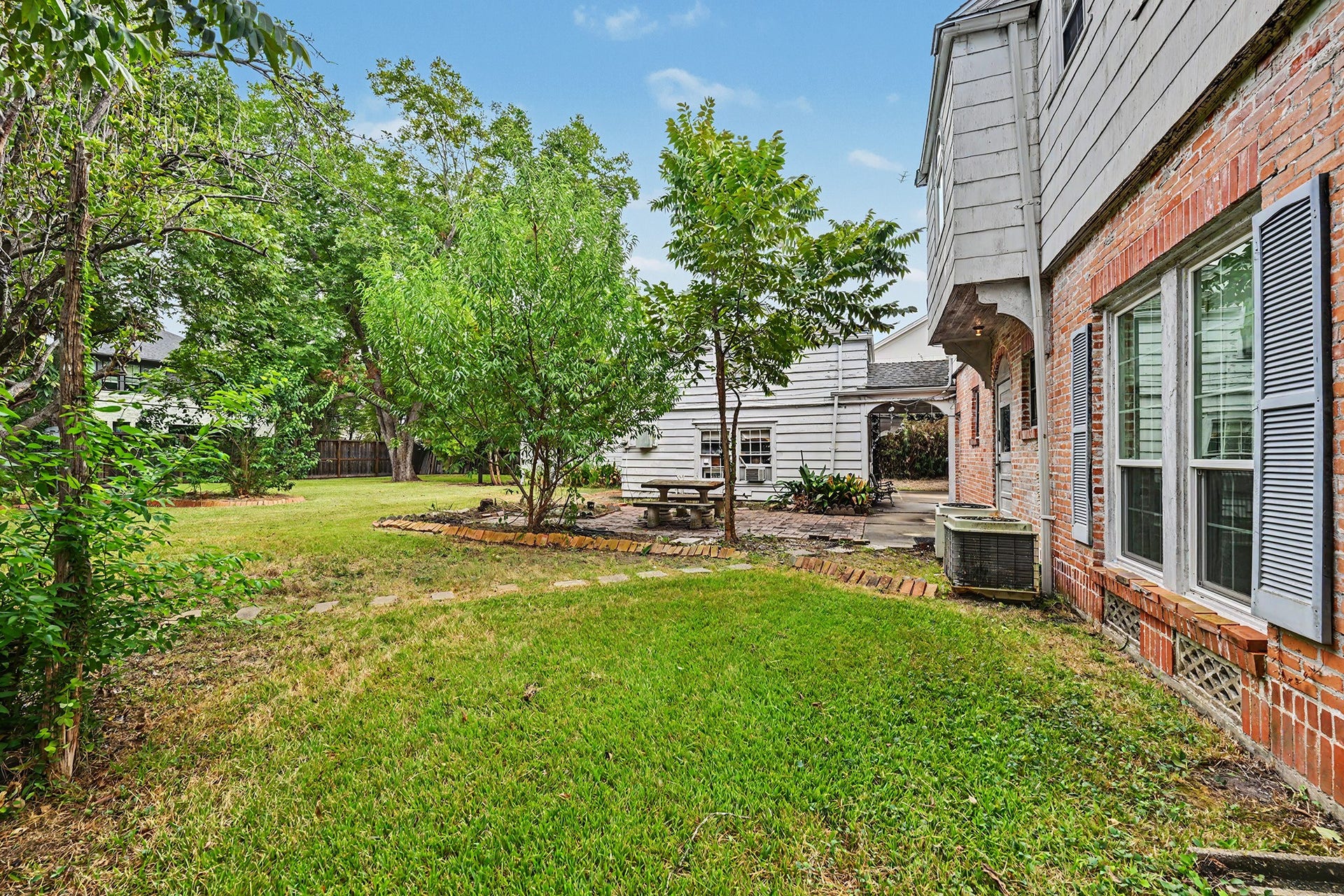 3736 Bellaire Boulevard, Southside Place, TX 77025 Expansive yard.
