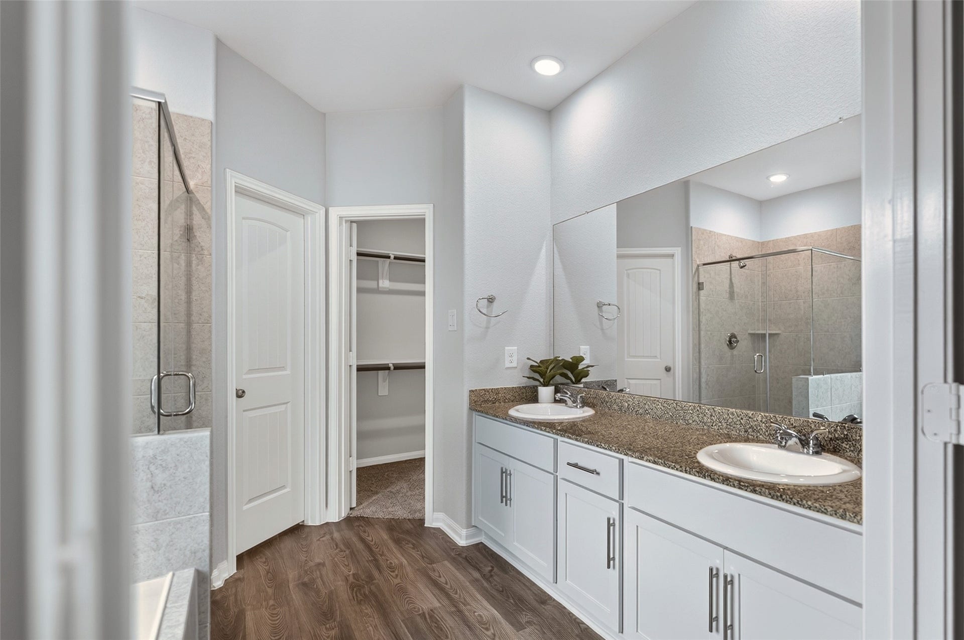 1295 Road 66112, Dayton, TX 77535 Main bath