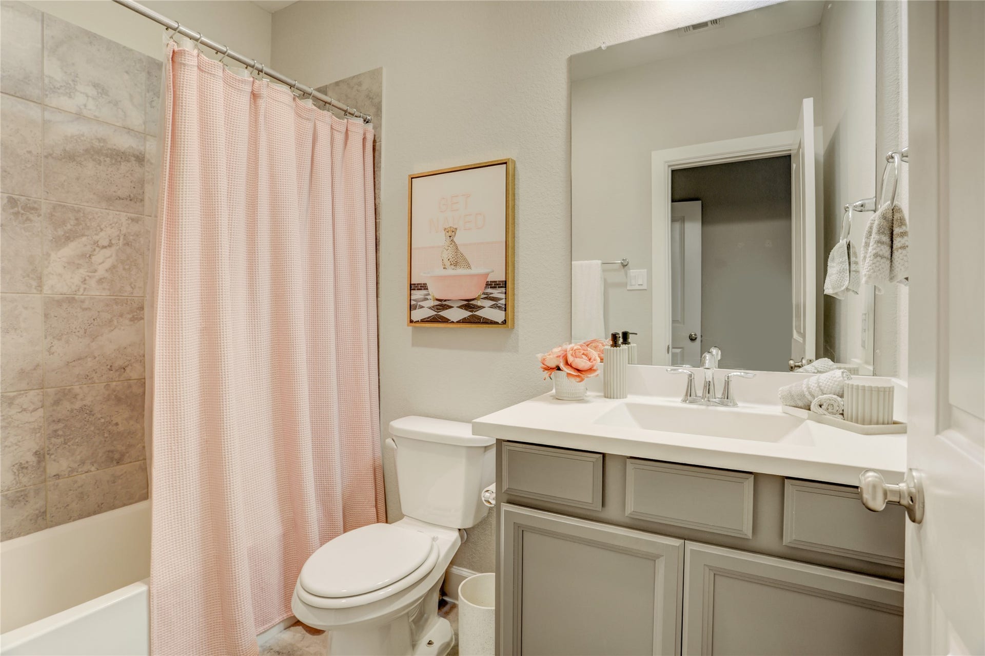 10615 Parkwood Court, Missouri City, TX 77459 Private en suite bath featuring oversized tile surround & modern finishes.