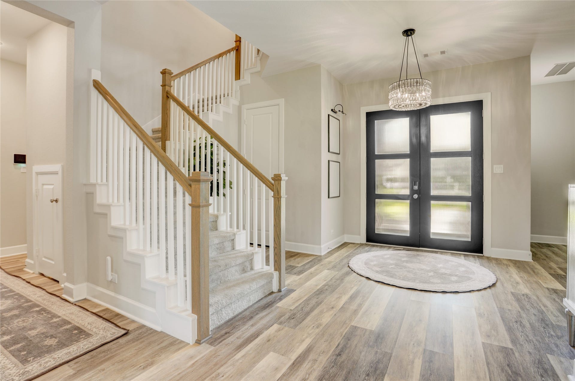 10615 Parkwood Court, Missouri City, TX 77459 Grand entry designed to make a lasting first impression, featuring a stunning custom chandelier, soaring ceilings, and elegant architectural details throughout. Luxury vinyl plank flooring and a dramatic staircase create a warm yet sophisticated welcome the moment you step inside.