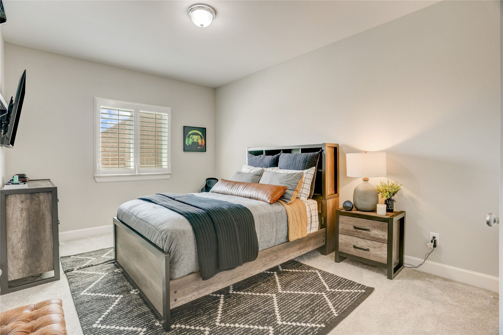 10615 Parkwood Court, Missouri City, TX 77459 Comfortable secondary bedroom with a warm and generous space, and convenient access to the shared Jack and Jill bathroom.