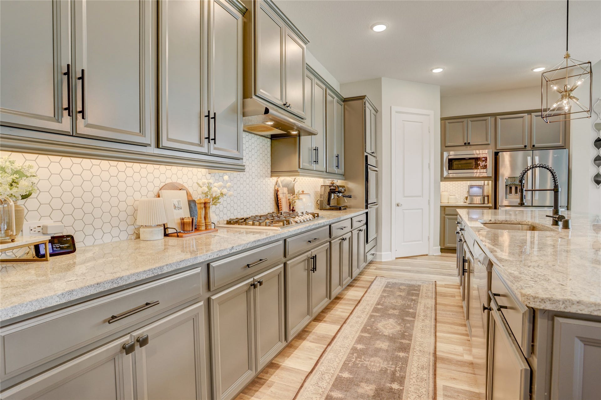 10615 Parkwood Court, Missouri City, TX 77459 Beautifully appointed kitchen featuring designer tile backsplash, expansive granite countertops, and abundant cabinetry for both style and storage. The oversized island, walk-in pantry, and thoughtfully designed layout make this space ideal for everyday living.