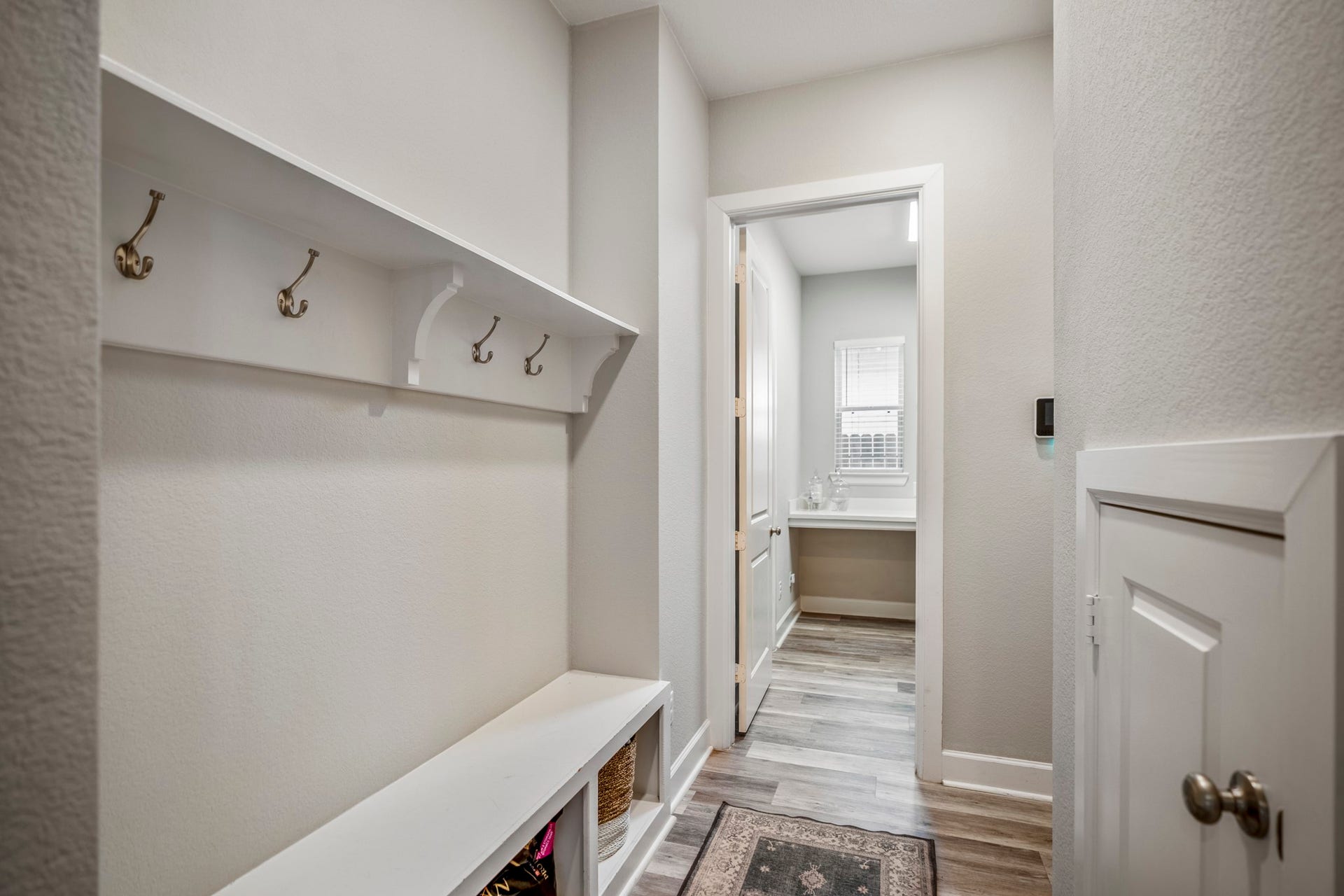 10615 Parkwood Court, Missouri City, TX 77459 Functional mudroom conveniently located just off the garage entry and adjacent to the laundry room, thoughtfully designed with built-in storage, hanging hooks, and bench seating for everyday organization. A practical yet stylish space perfect for backpacks, shoes, and daily essentials.