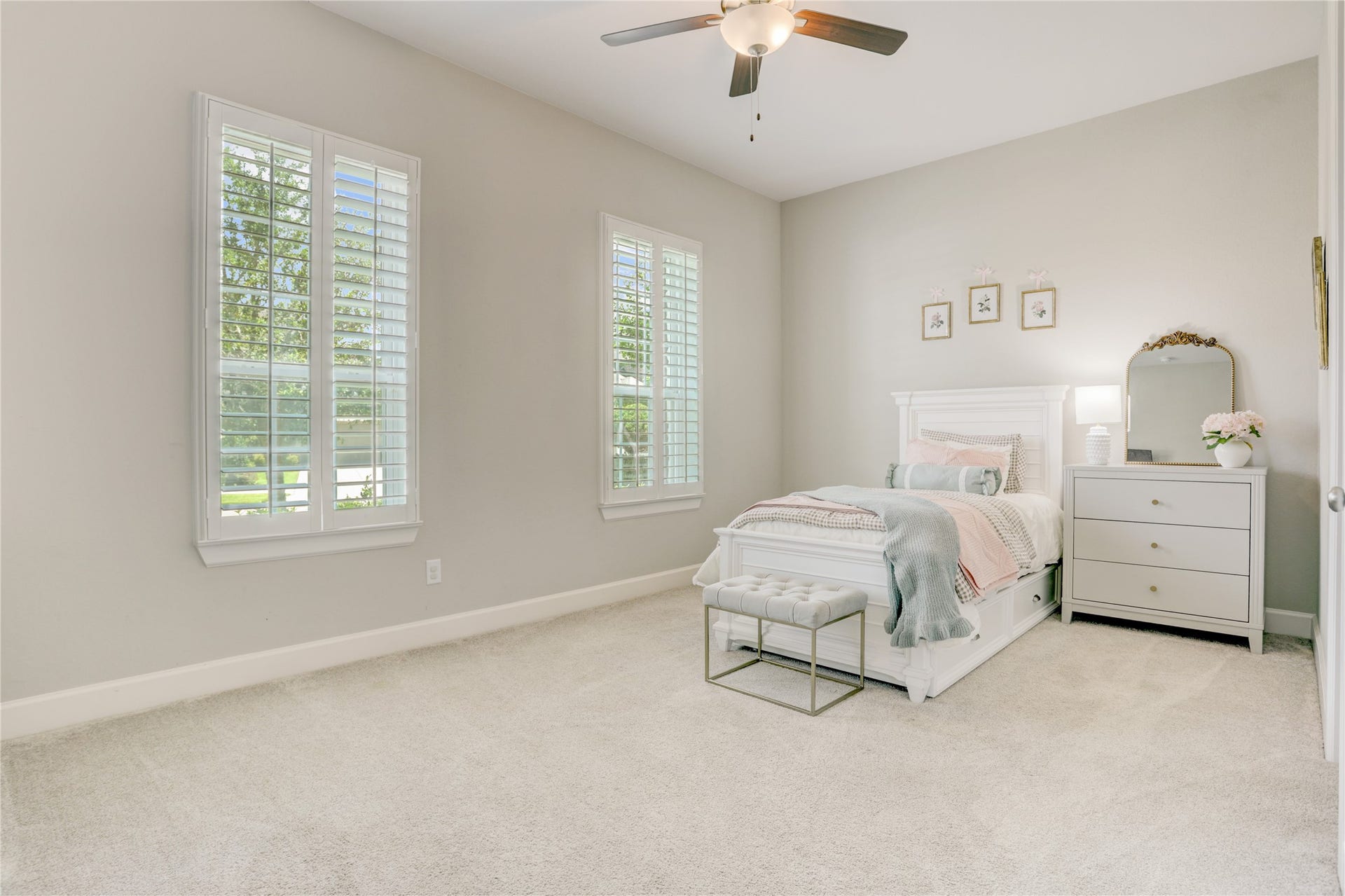 10615 Parkwood Court, Missouri City, TX 77459 Private downstairs guest suite offering comfort and functionality, complete with an en suite bathroom ideal for visitors or multigenerational living. This light-filled secondary bedroom features plantation shutters, neutral designer tones, and a spacious layout that creates a warm and inviting retreat.