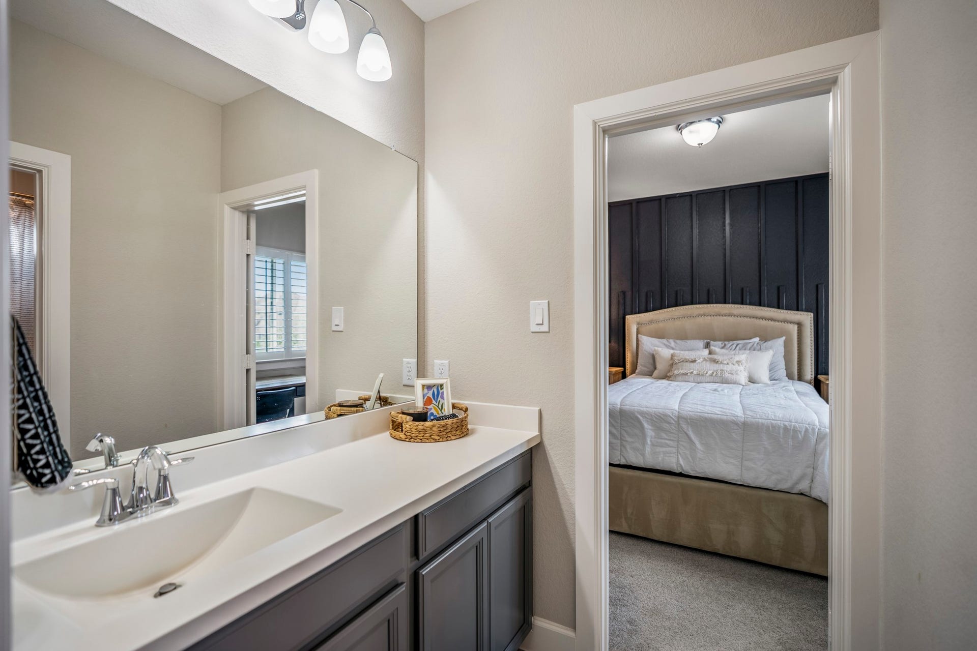 10615 Parkwood Court, Missouri City, TX 77459 Connected Jack and Jill bath with easy access from adjoining bedrooms, featuring clean finishes, ample vanity space, and a layout that works seamlessly for shared living.