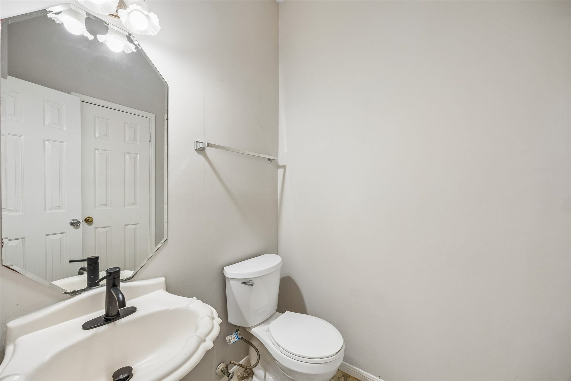 4031 Mission Valley Drive, Missouri City, TX 77459 Half bath first floor