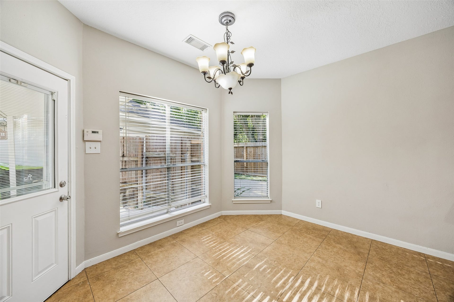 4031 Mission Valley Drive, Missouri City, TX 77459 Breakfast nook