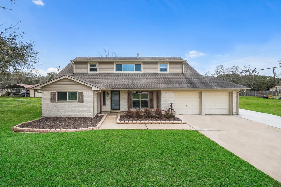 Property photo for 301 Mimosa Drive, Hitchcock, TX