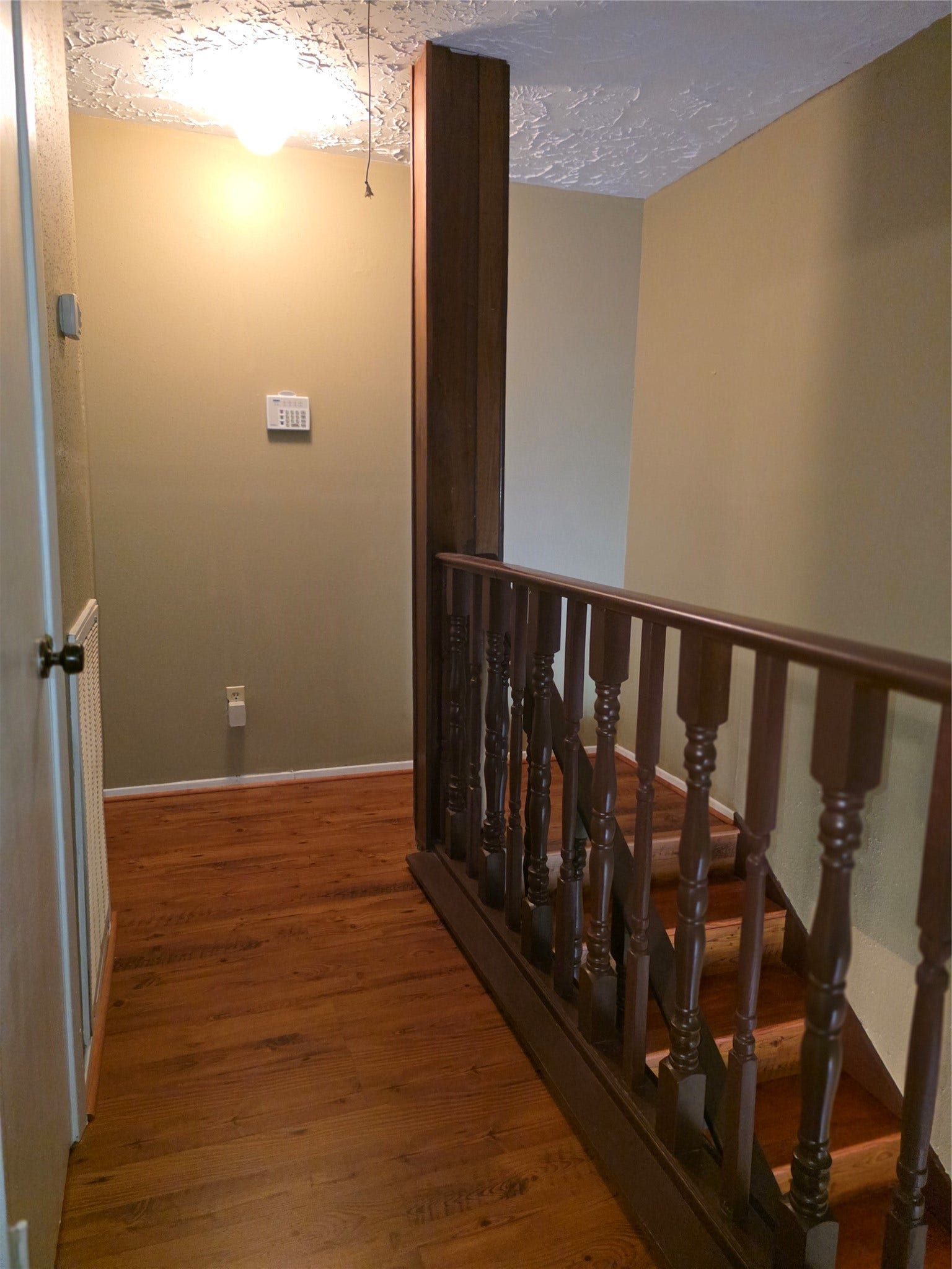 6643 Westwick Drive, Houston, TX 77072 Upstairs hallway