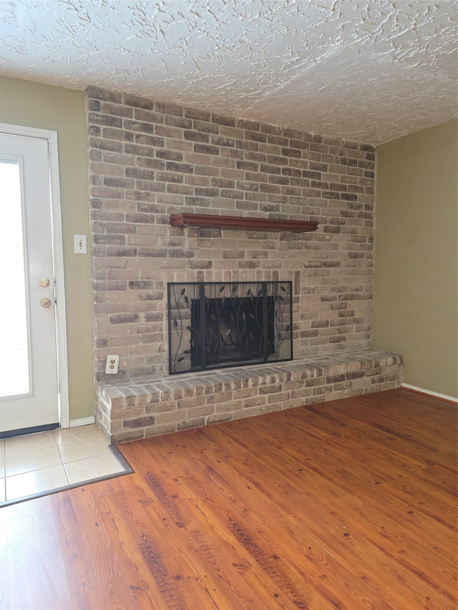 6643 Westwick Drive, Houston, TX 77072 Fireplace in the living room