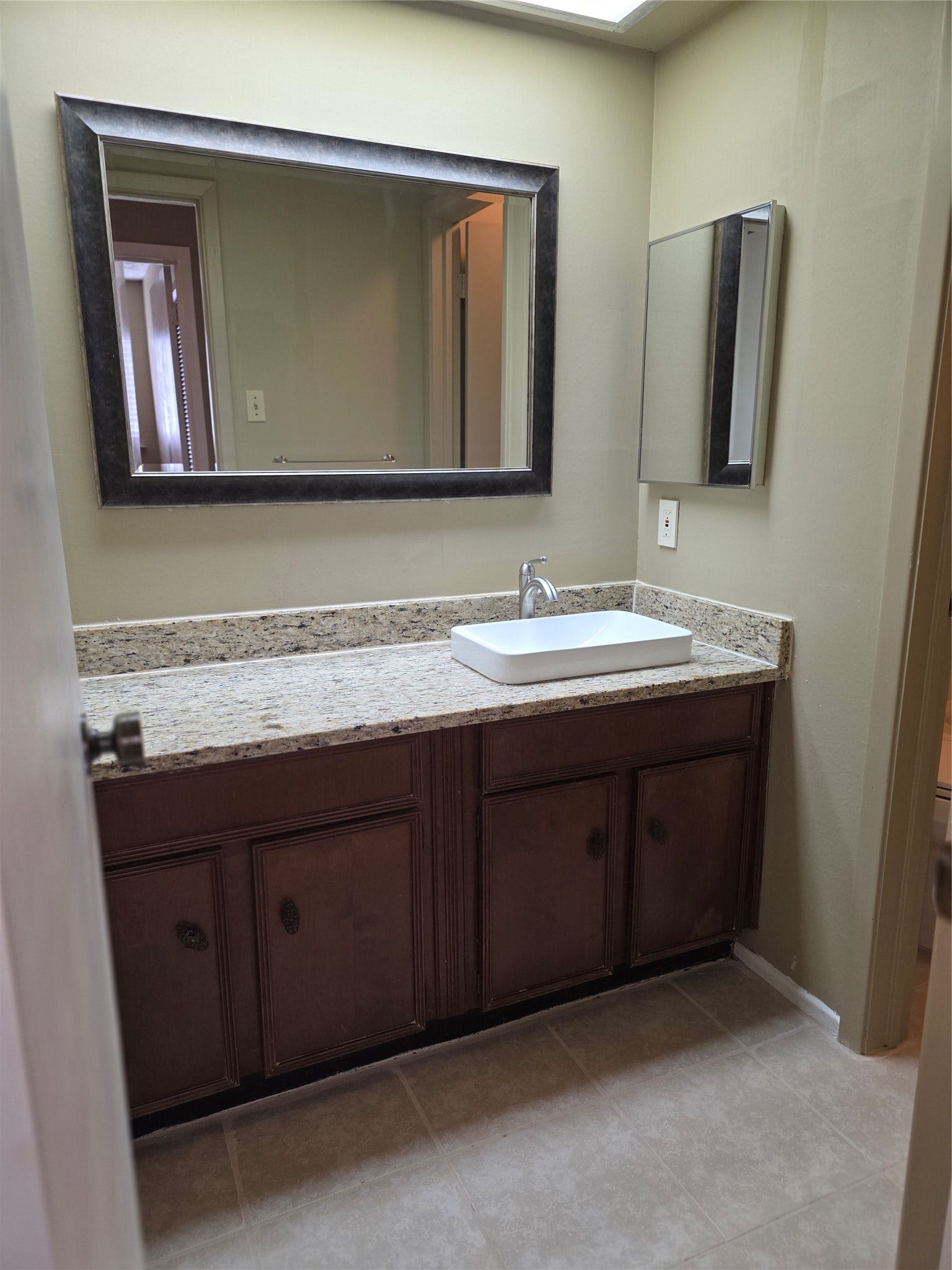 6643 Westwick Drive, Houston, TX 77072 2nd bathroom