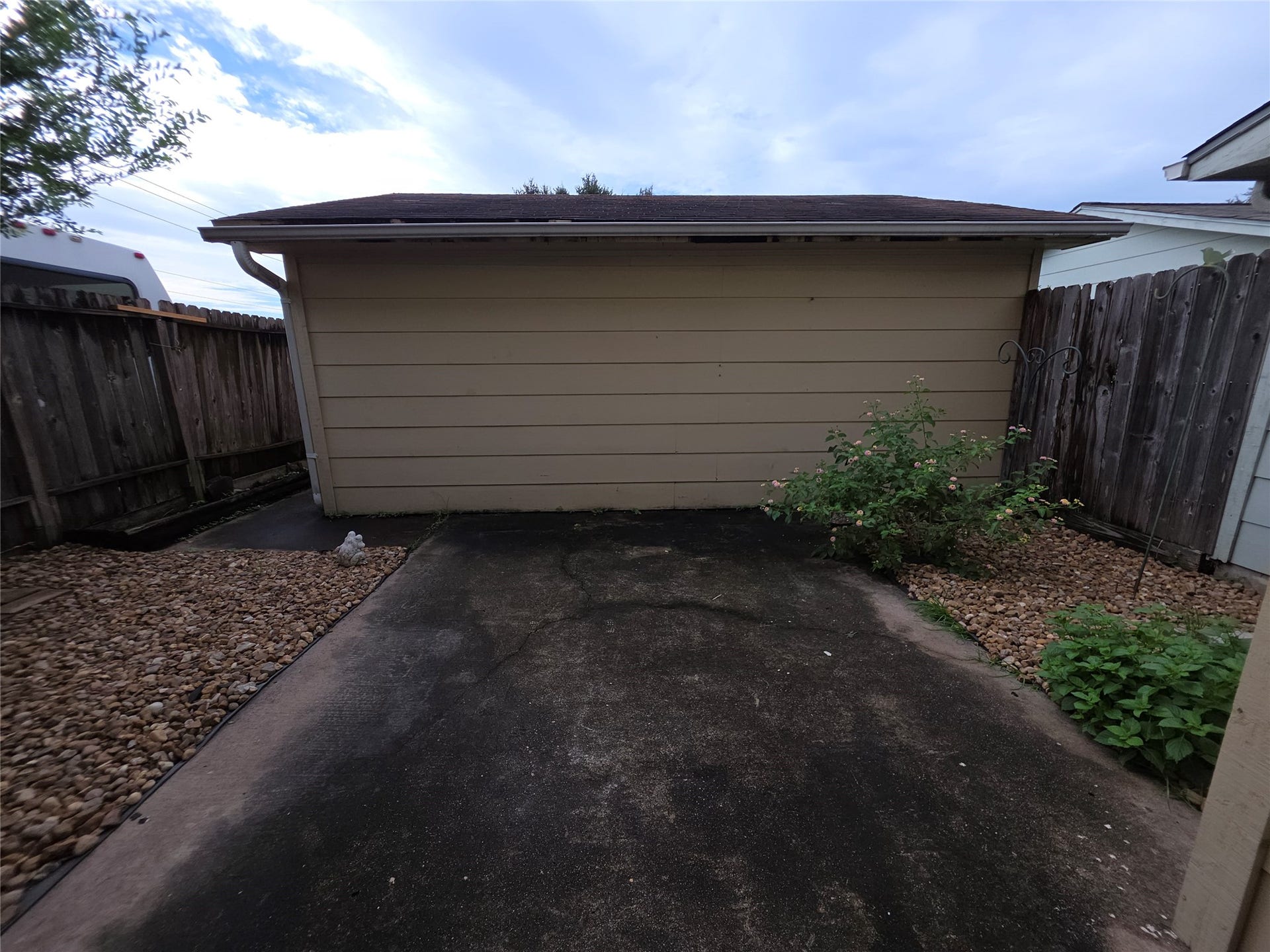 6643 Westwick Drive, Houston, TX 77072 Private Backyard space