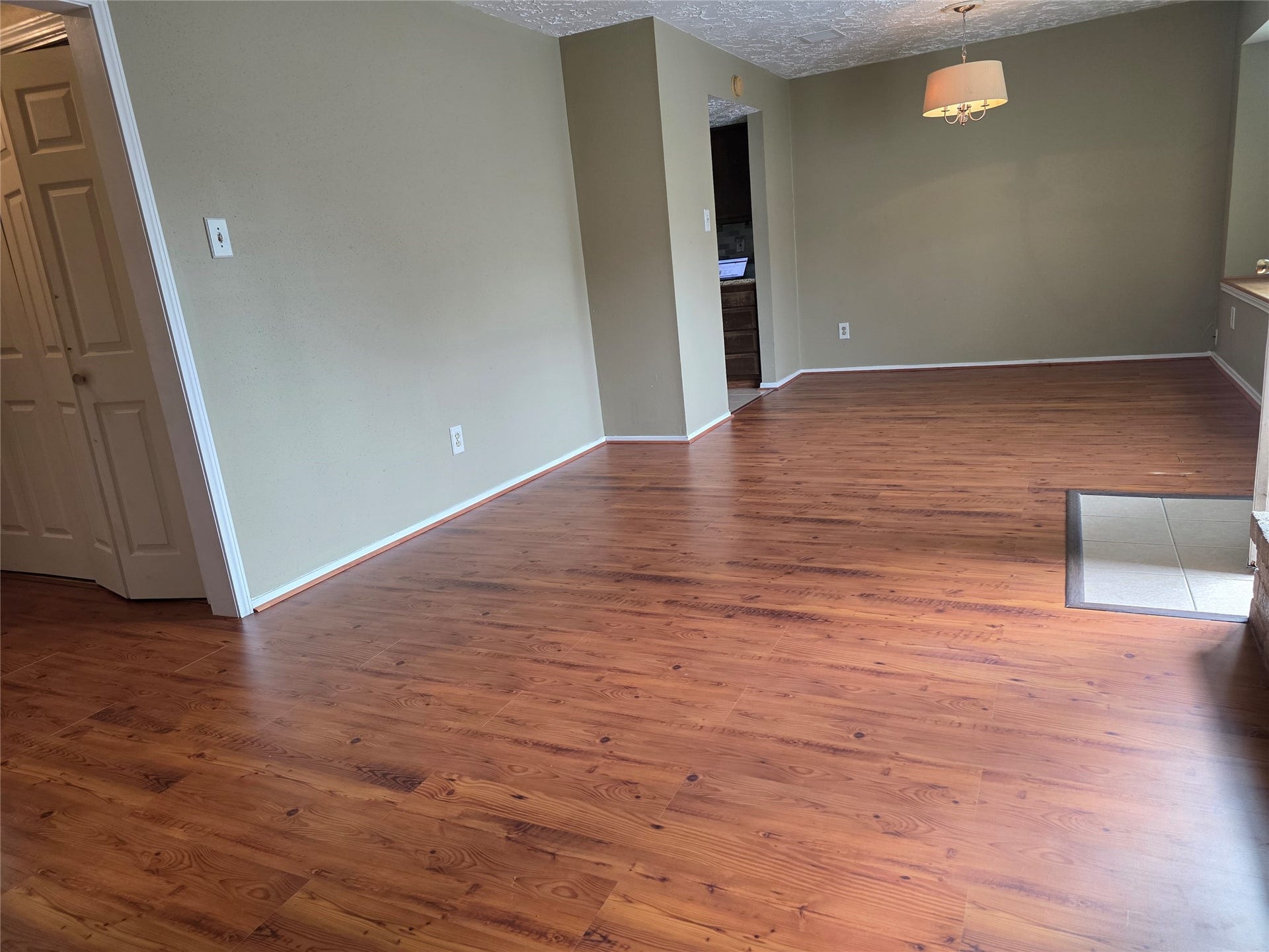 6643 Westwick Drive, Houston, TX 77072 Other view of the living room
