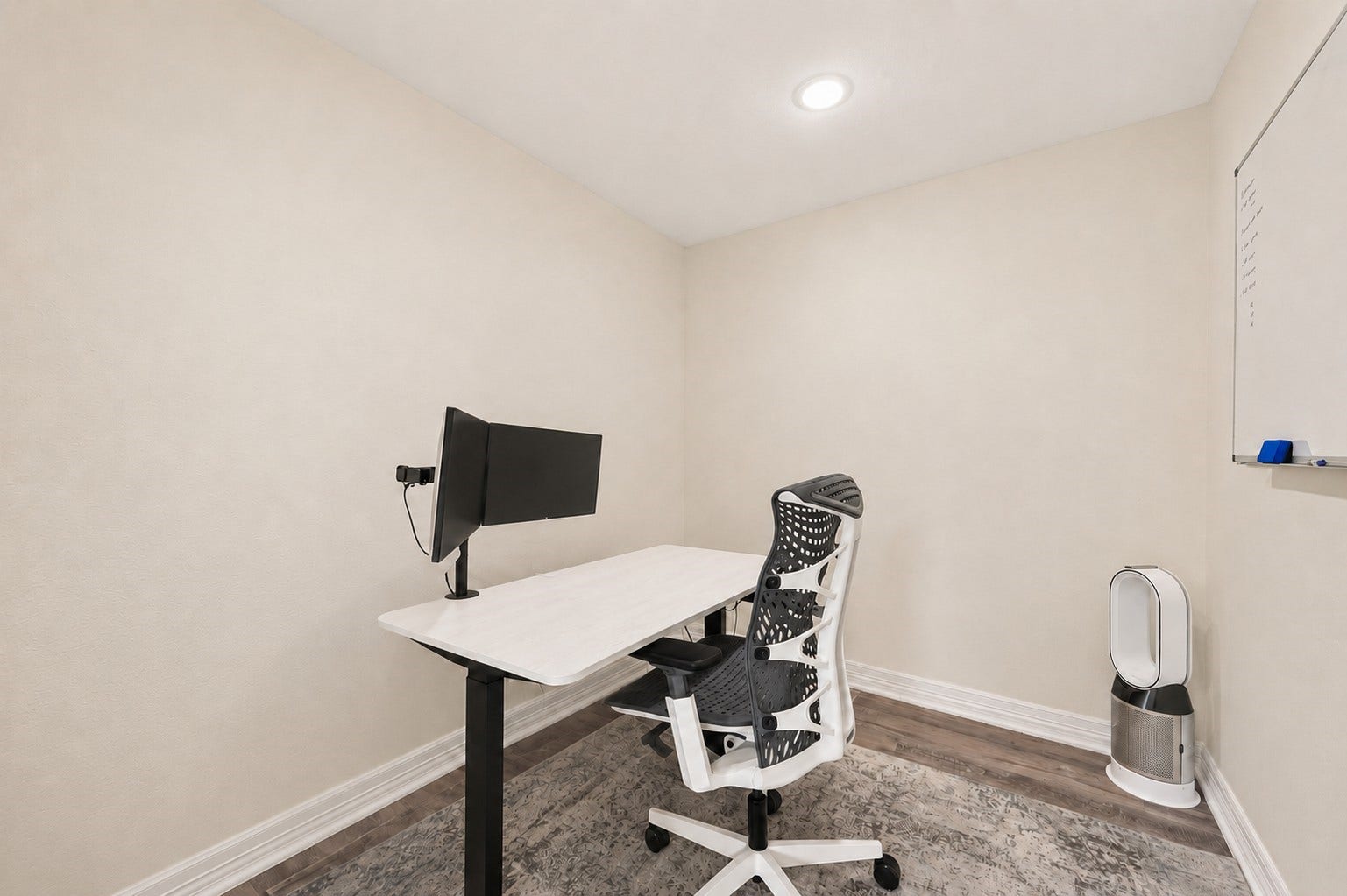 5422 Valerie Street, Bellaire, TX 77401 This versatile flex room offers endless possibilities. Ideal for a private study, home gym, or play area, tailored to fit your lifestyle needs.