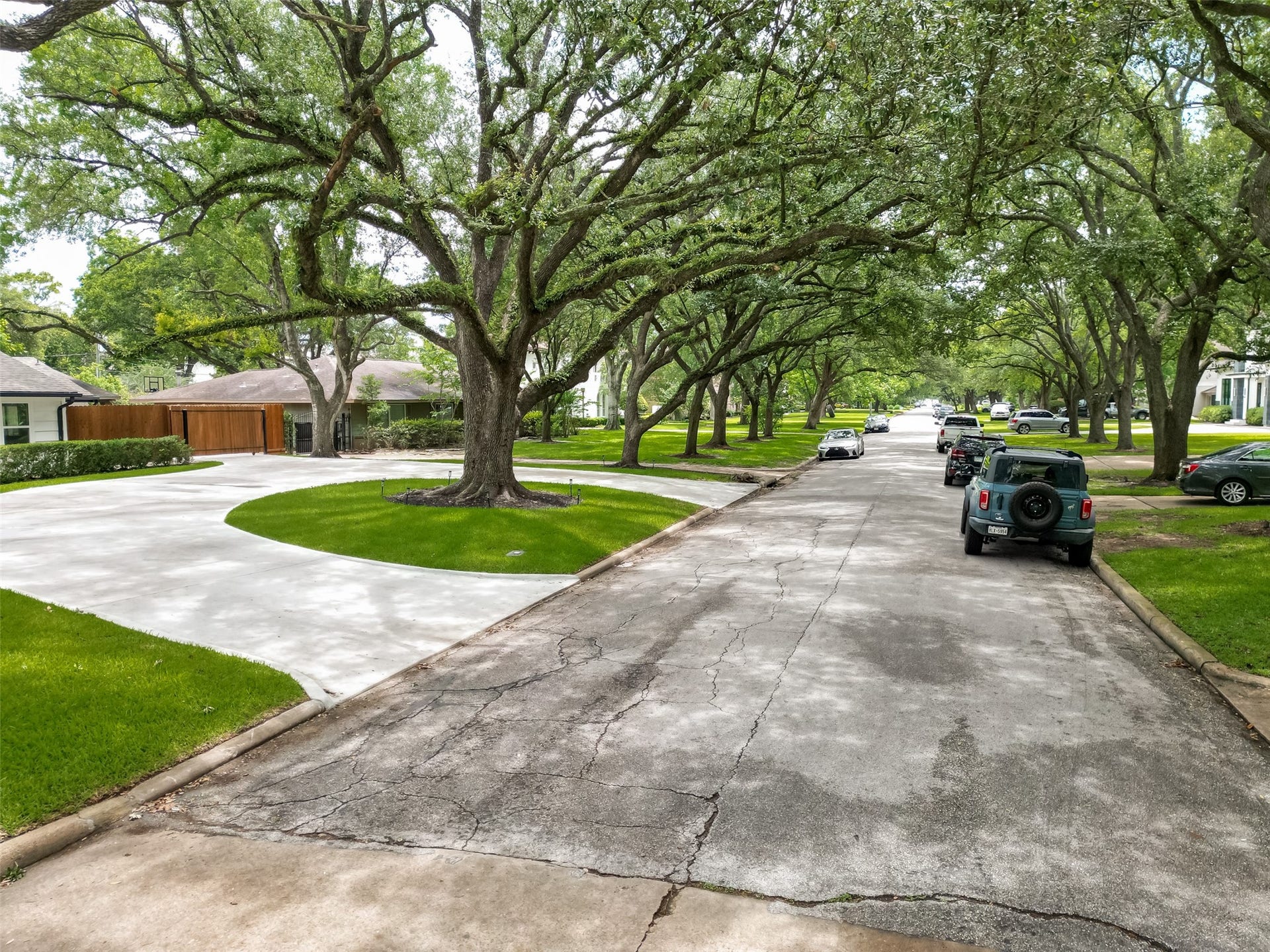 5422 Valerie Street, Bellaire, TX 77401 Located in one of Bellaires most desirable sections, this home offers a beautiful neighborhood setting with mature trees, wide streets, and a canopy of greenery that gives the area such a timeless and established feel. Bellaire is known for its highly rated schools, convenient location, and its own city services, including its own police department, fire department, and municipal services. With close proximity to Downtown Houston, the Medical Center, the Galleria, and Downtown.
