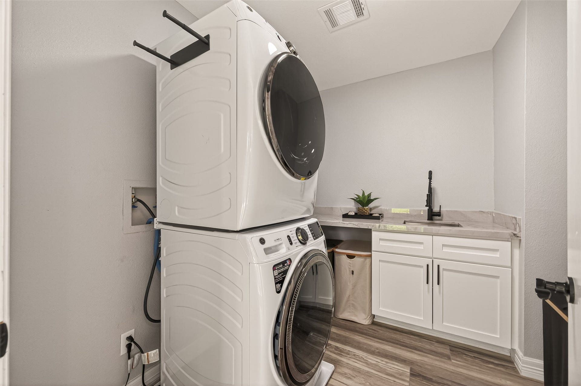 5422 Valerie Street, Bellaire, TX 77401 Modern utility room offers exceptional functionality with ample storage and room to work. Designed for convenience and efficiency, it provides a clean, well-planned space ideal for everyday household needs.