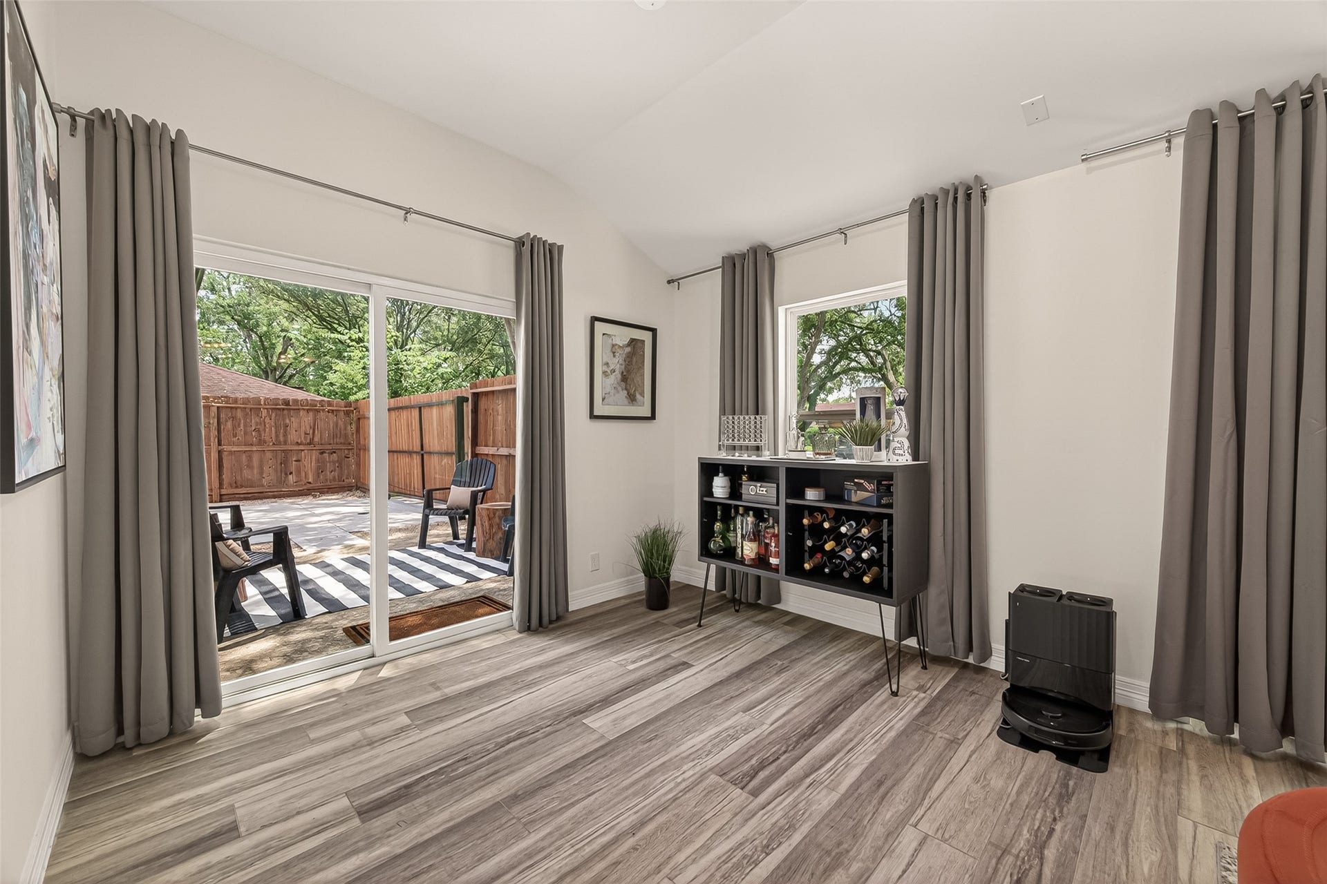5422 Valerie Street, Bellaire, TX 77401 A versatile space on the opposite side of the dining area, featuring its own sliding glass door that opens to a private outdoor space. Ideal as a flexible lounge or additional living area within the open-concept layout.