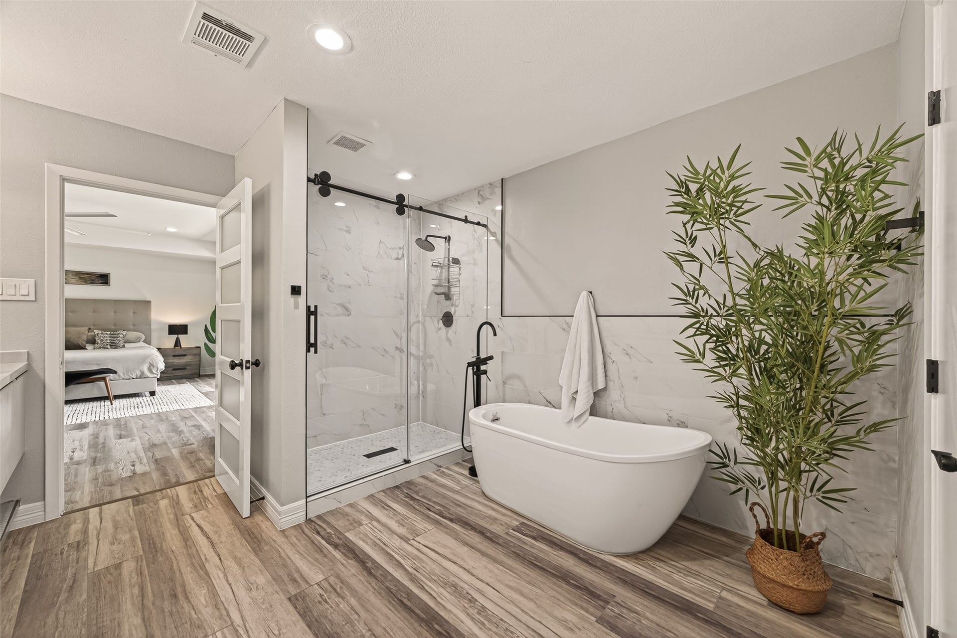 5422 Valerie Street, Bellaire, TX 77401 This spa-inspired retreat features a freestanding soaking tub and a sleek glass-enclosed shower, creating a true sense of luxury. The generous layout provides comfortable flow and functionality, while clean, contemporary finishes enhance the bright, airy atmosphere of the space.