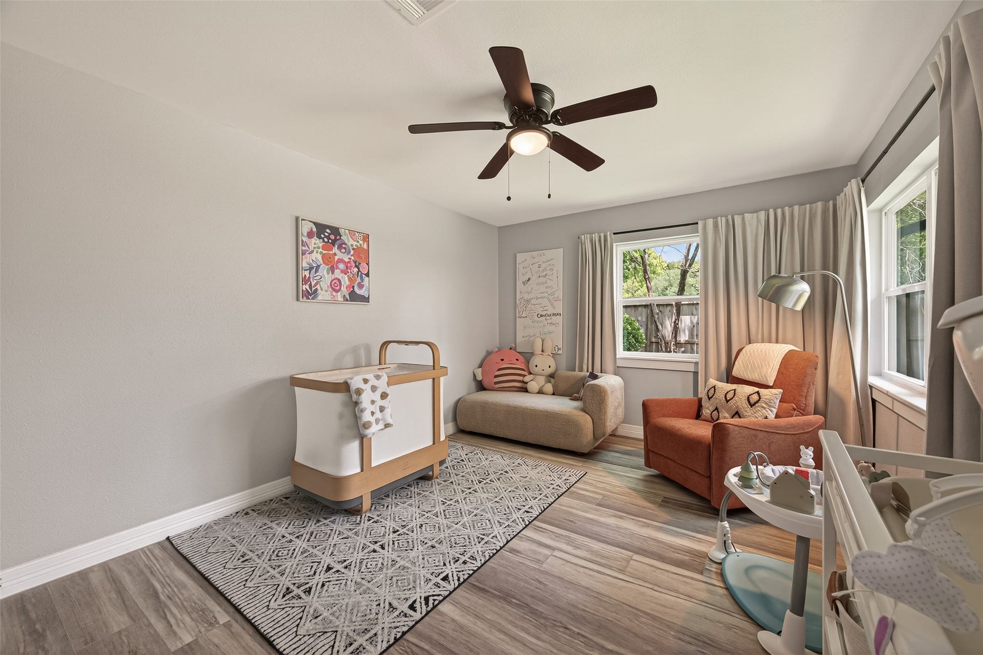 5422 Valerie Street, Bellaire, TX 77401 Versatile and welcoming, this beautifully sized bedroom offers the flexibility to accommodate a variety of needs while maintaining a comfortable and refined atmosphere.