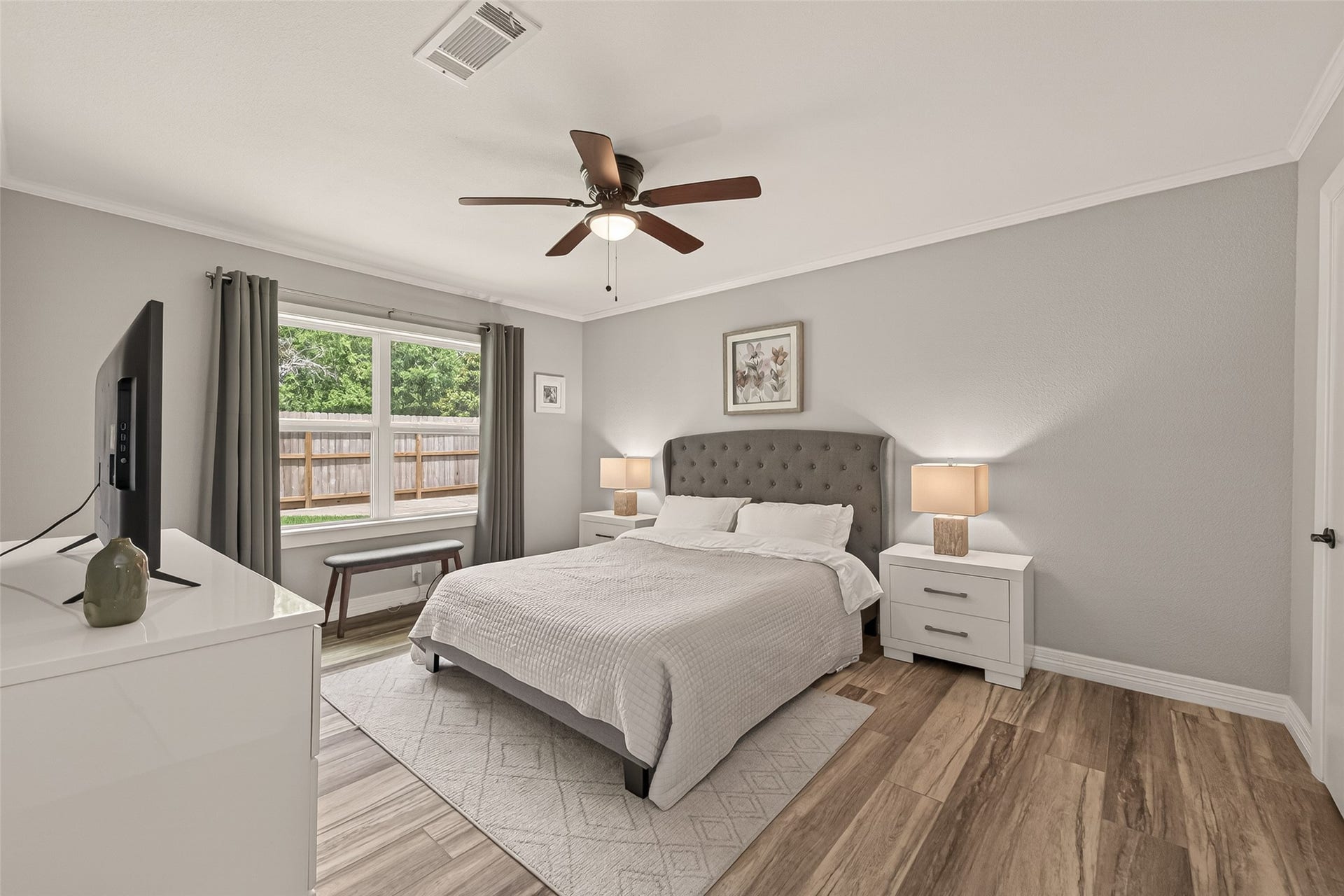 5422 Valerie Street, Bellaire, TX 77401 A third bedroom offers an expansive, well-balanced layout ideal for a private retreat.
