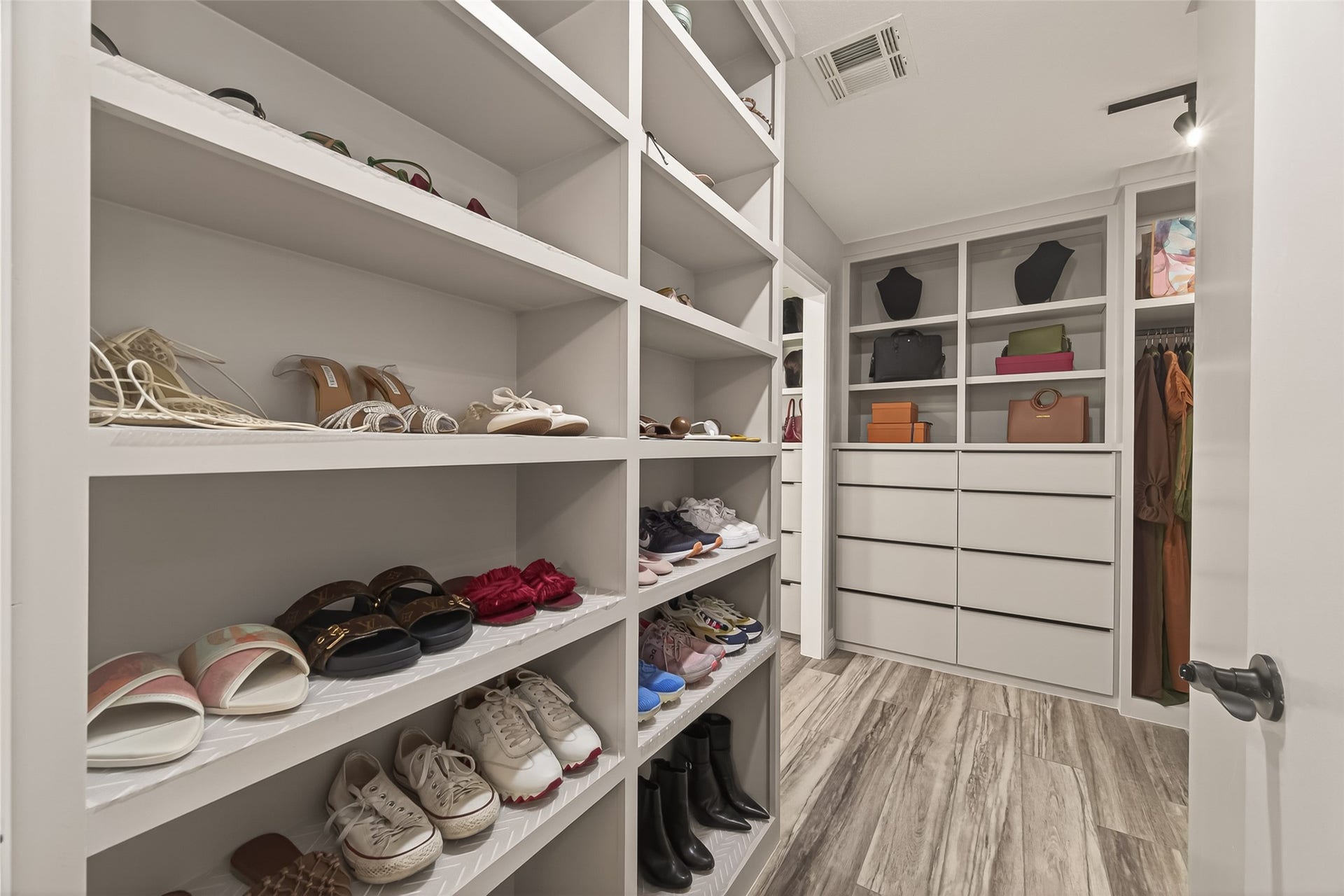 5422 Valerie Street, Bellaire, TX 77401 Shoe enthusiasts will appreciate the expansive floor-to-ceiling shoe storage, thoughtfully designed for easy organization and access.
