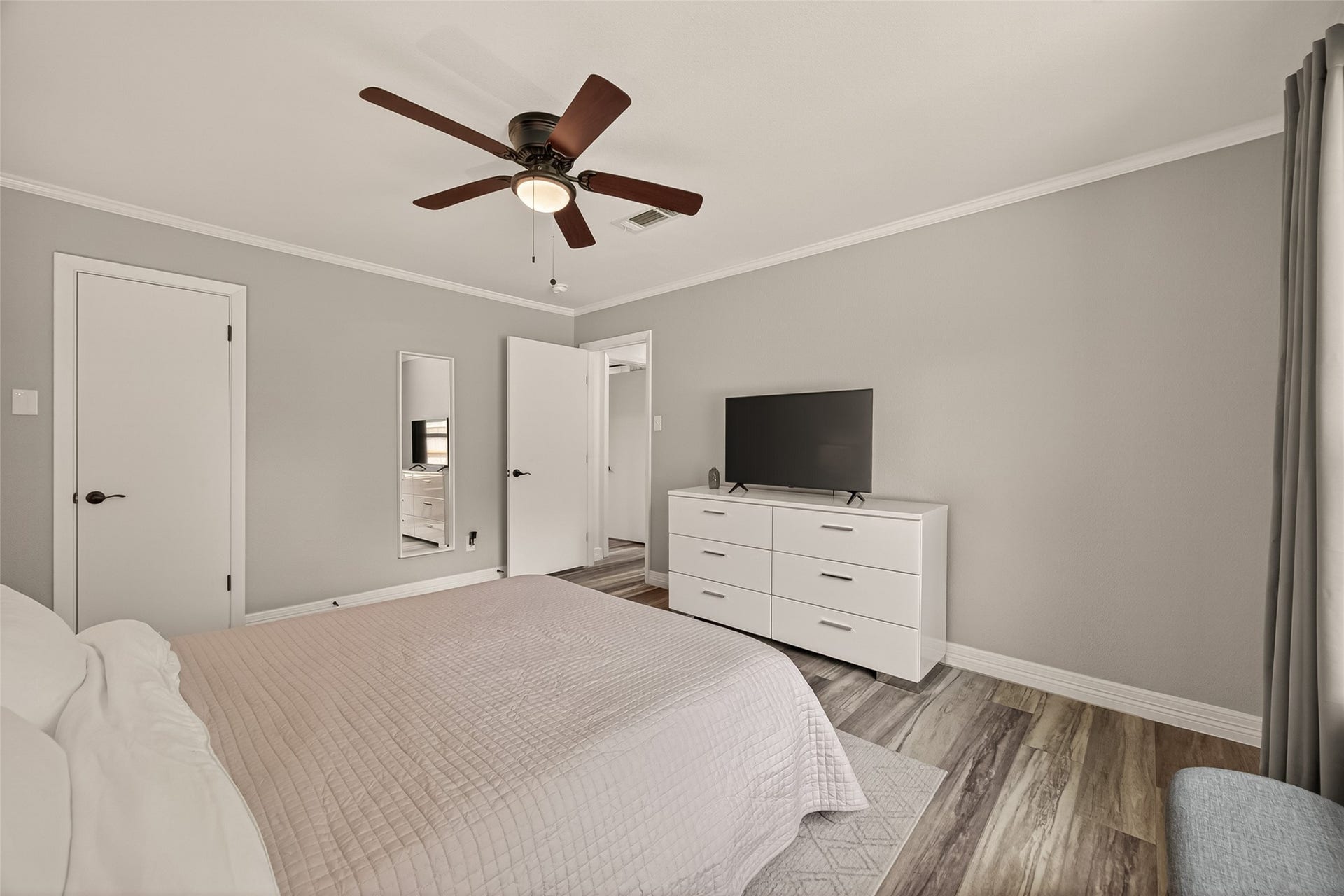 5422 Valerie Street, Bellaire, TX 77401 Another view of the third bedroom. Offering privacy and convenience for family members or guests.