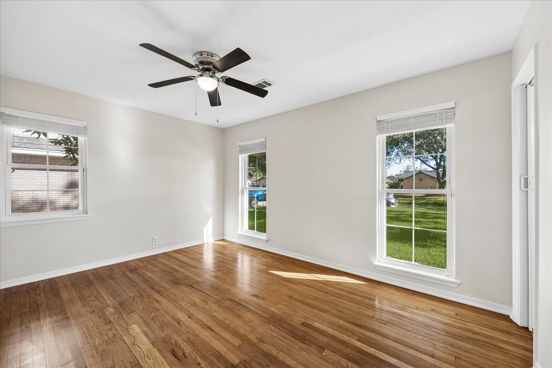 7824 Yucca Drive, Texas City, TX 77591 The primary bedroom features wood floors and lovely windows that allow for natural lighting.