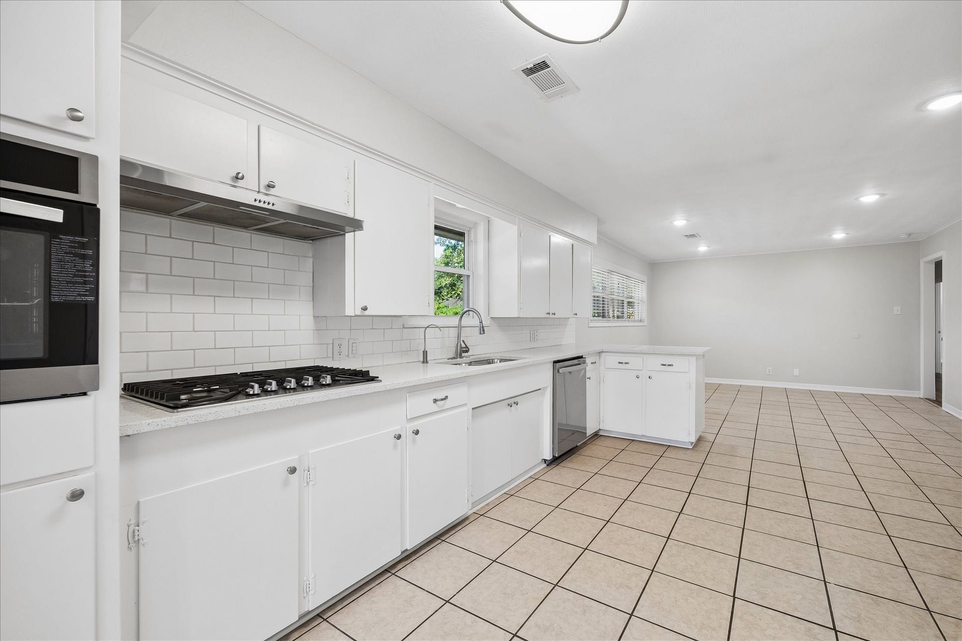 7824 Yucca Drive, Texas City, TX 77591 Plenty of cabinet space and a gas cooktop!
